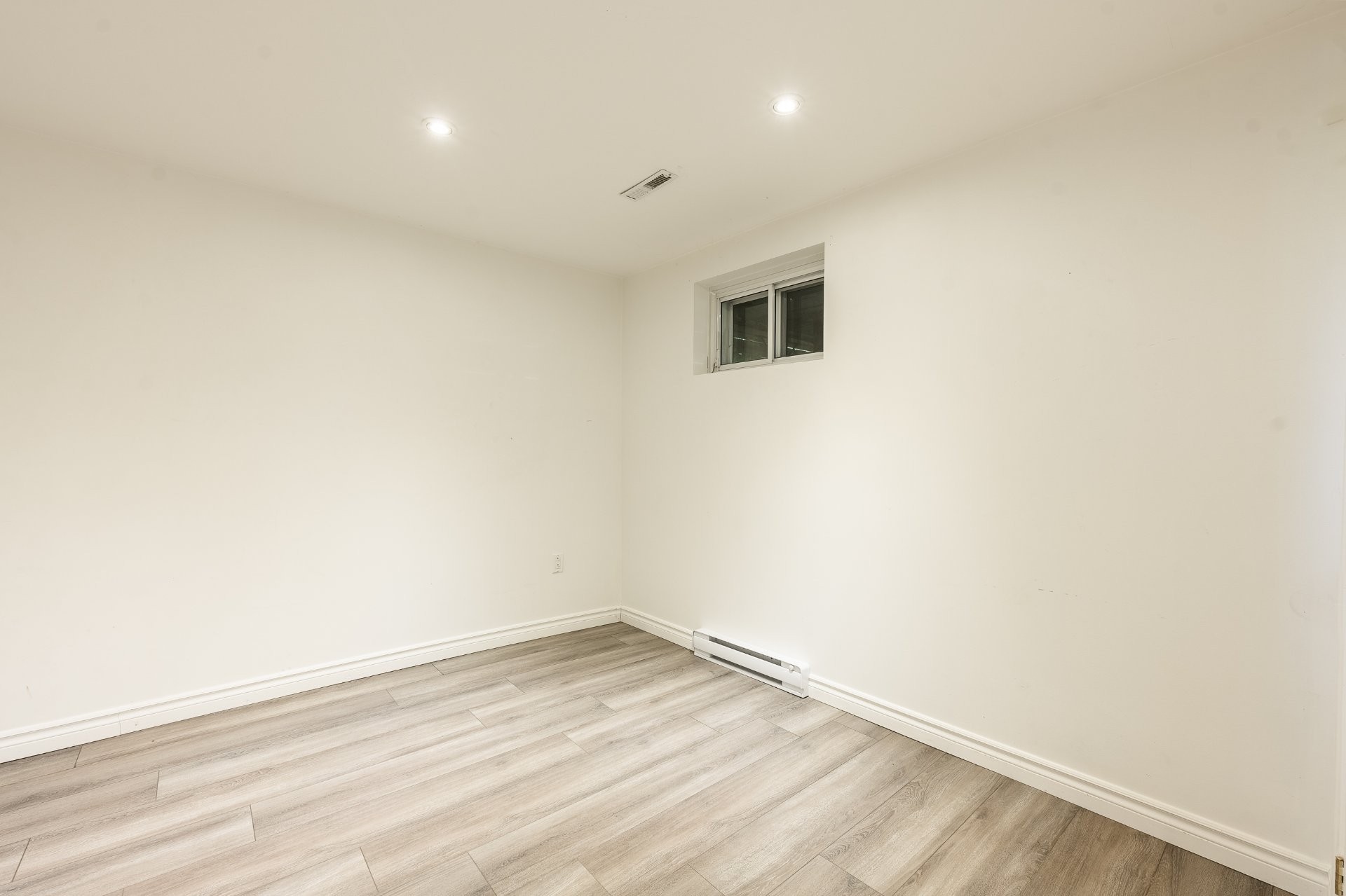 









3337


Rue Cyprien

,
Laval (Fabreville),




QC
H7P4H6

