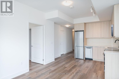 Bright & spacious 2-bed, 2-bath corner suite