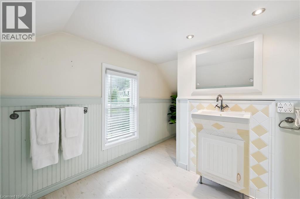 












194 GROVE Street

,
Guelph,




Ontario
N1E2W7

