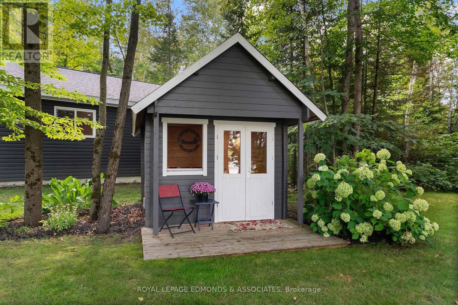 












106 WHITES BEACH TRAIL

,
Whitewater Region,




Ontario
K0J2L0

