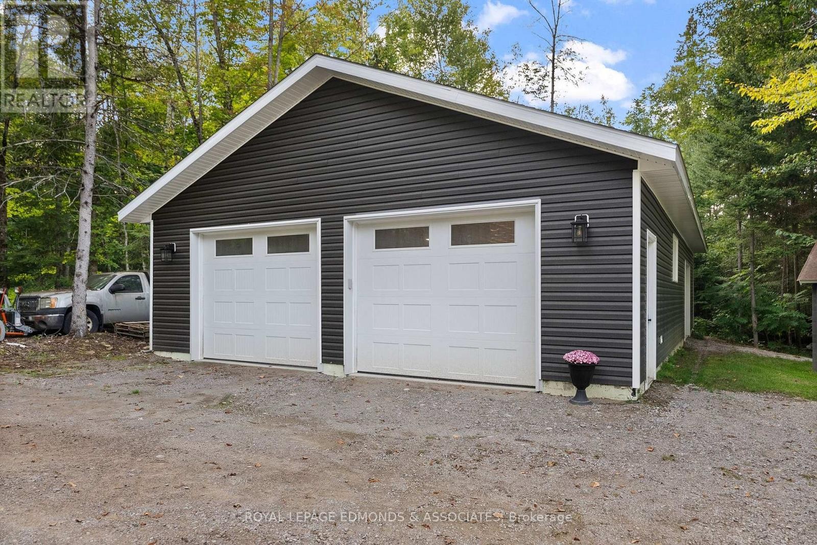 












106 WHITES BEACH TRAIL

,
Whitewater Region,




Ontario
K0J2L0

