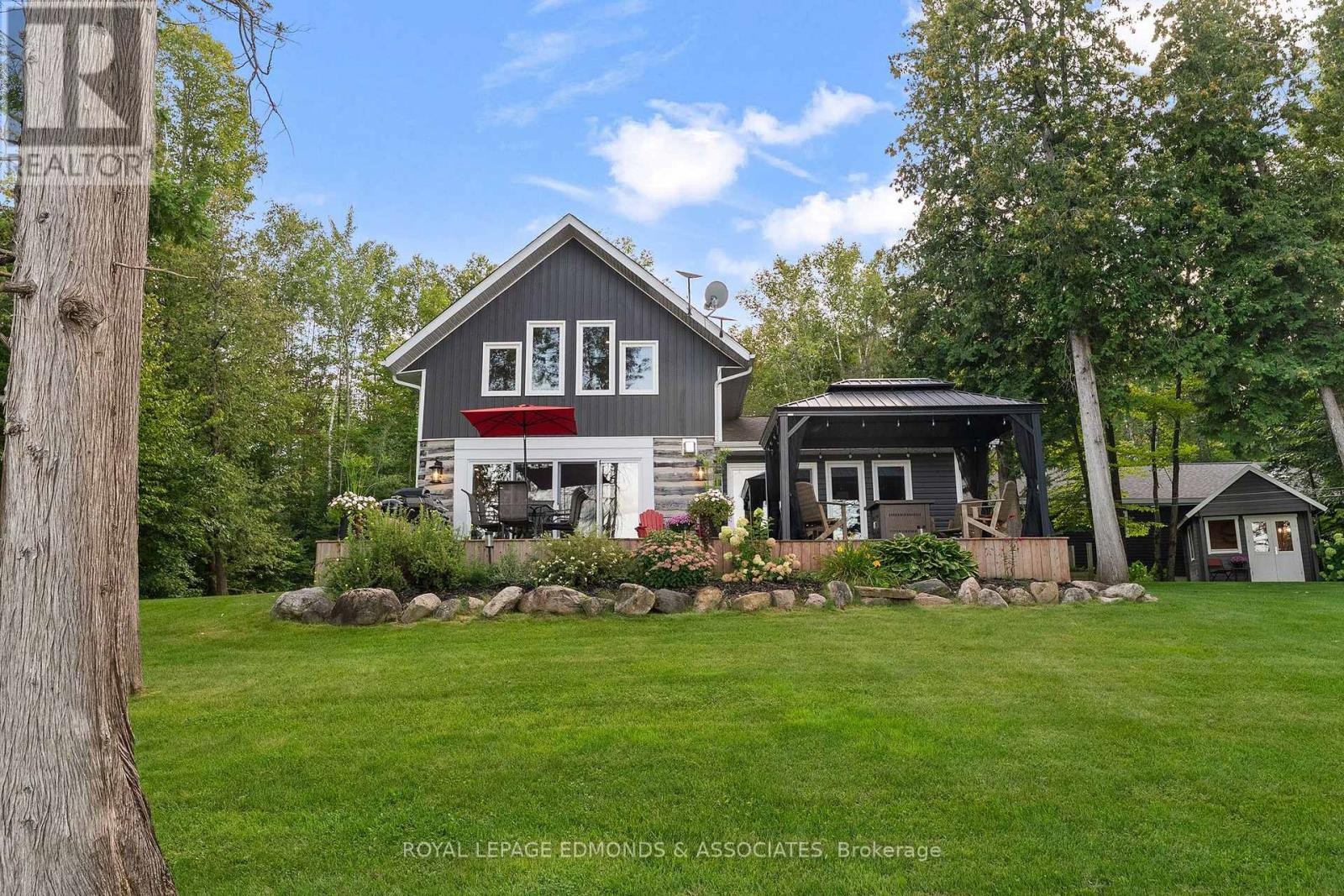 












106 WHITES BEACH TRAIL

,
Whitewater Region,




Ontario
K0J2L0


