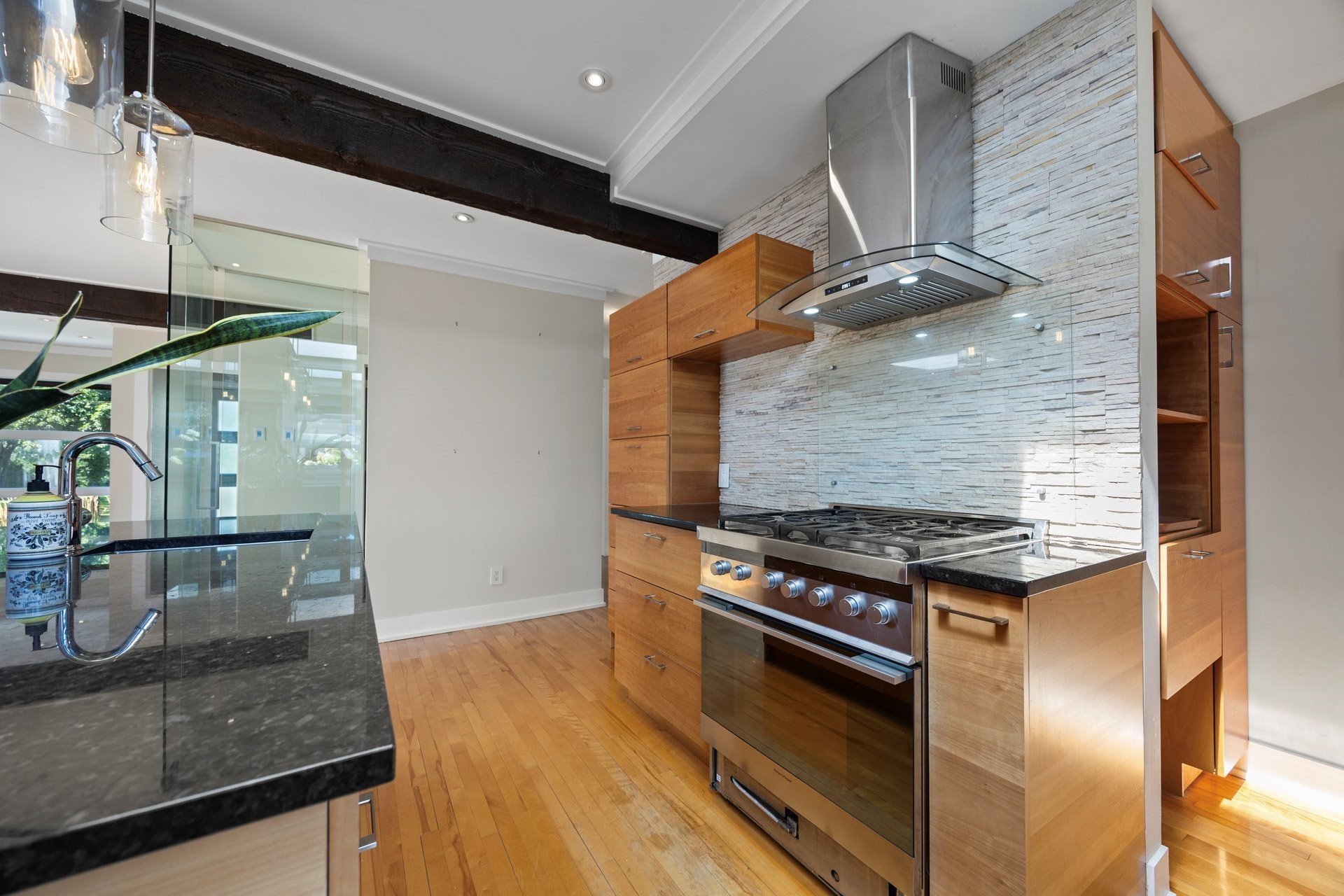 









2


Av. Balzac

,
Candiac,




QC
J5R2A6

