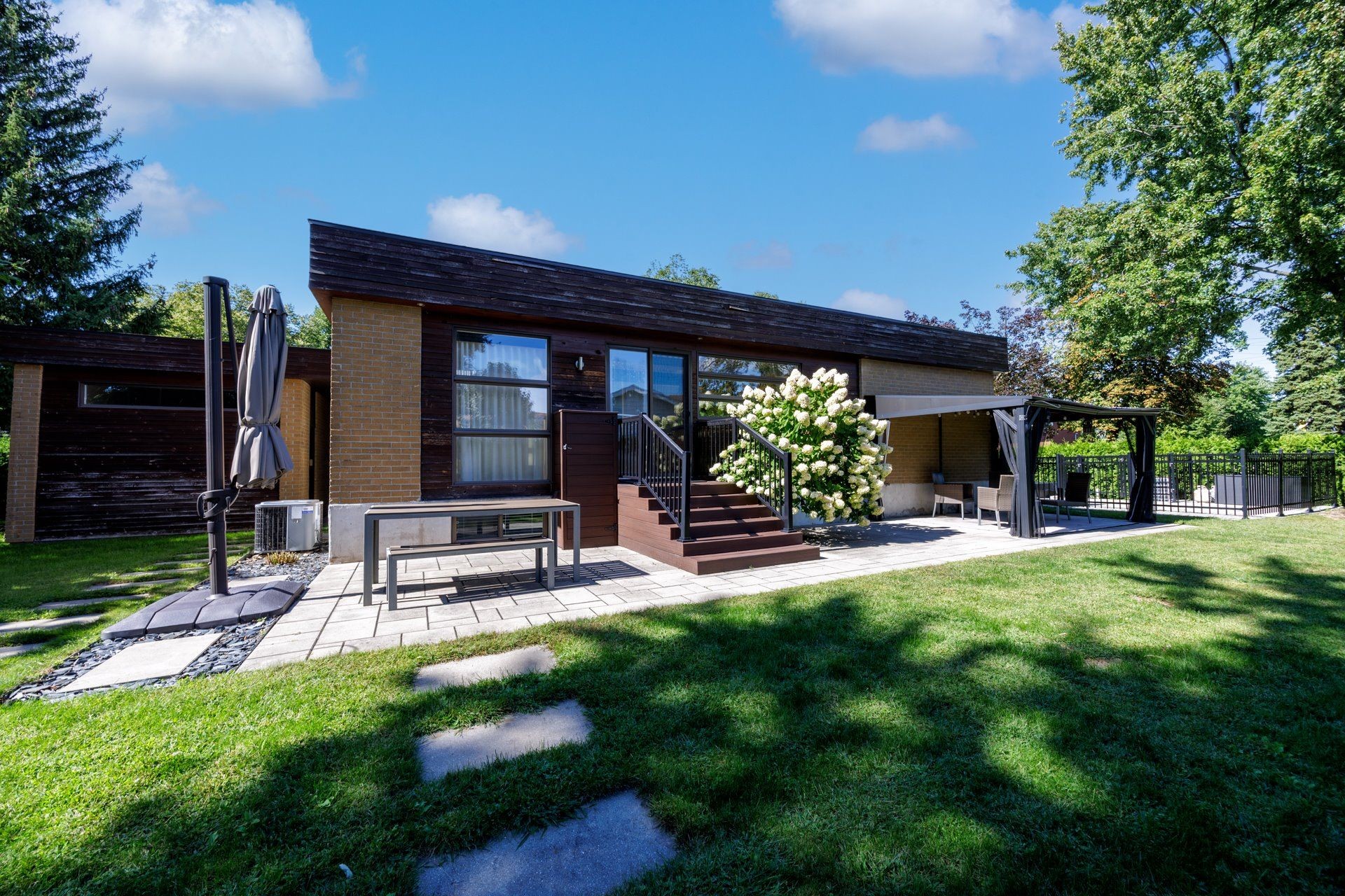 









2


Av. Balzac

,
Candiac,




QC
J5R2A6


