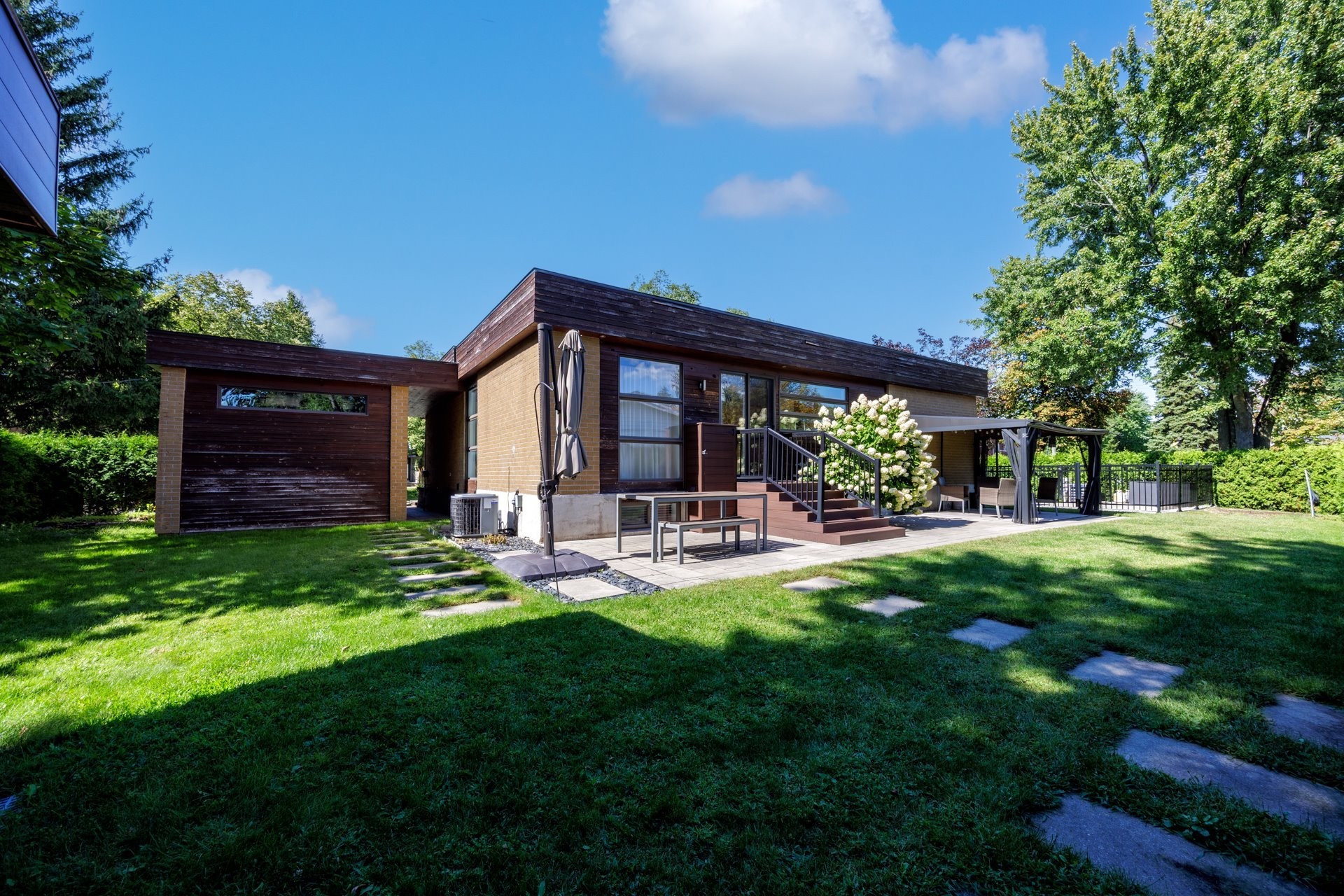 









2


Av. Balzac

,
Candiac,




QC
J5R2A6

