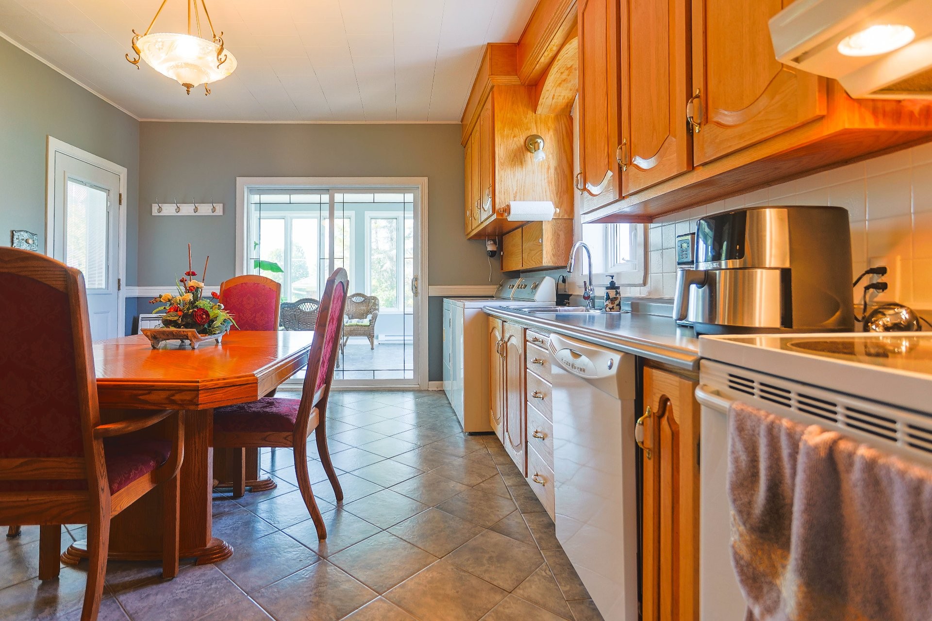 









100


Rue St-Jean

,
Sainte-Thècle,




QC
G0X3G0

