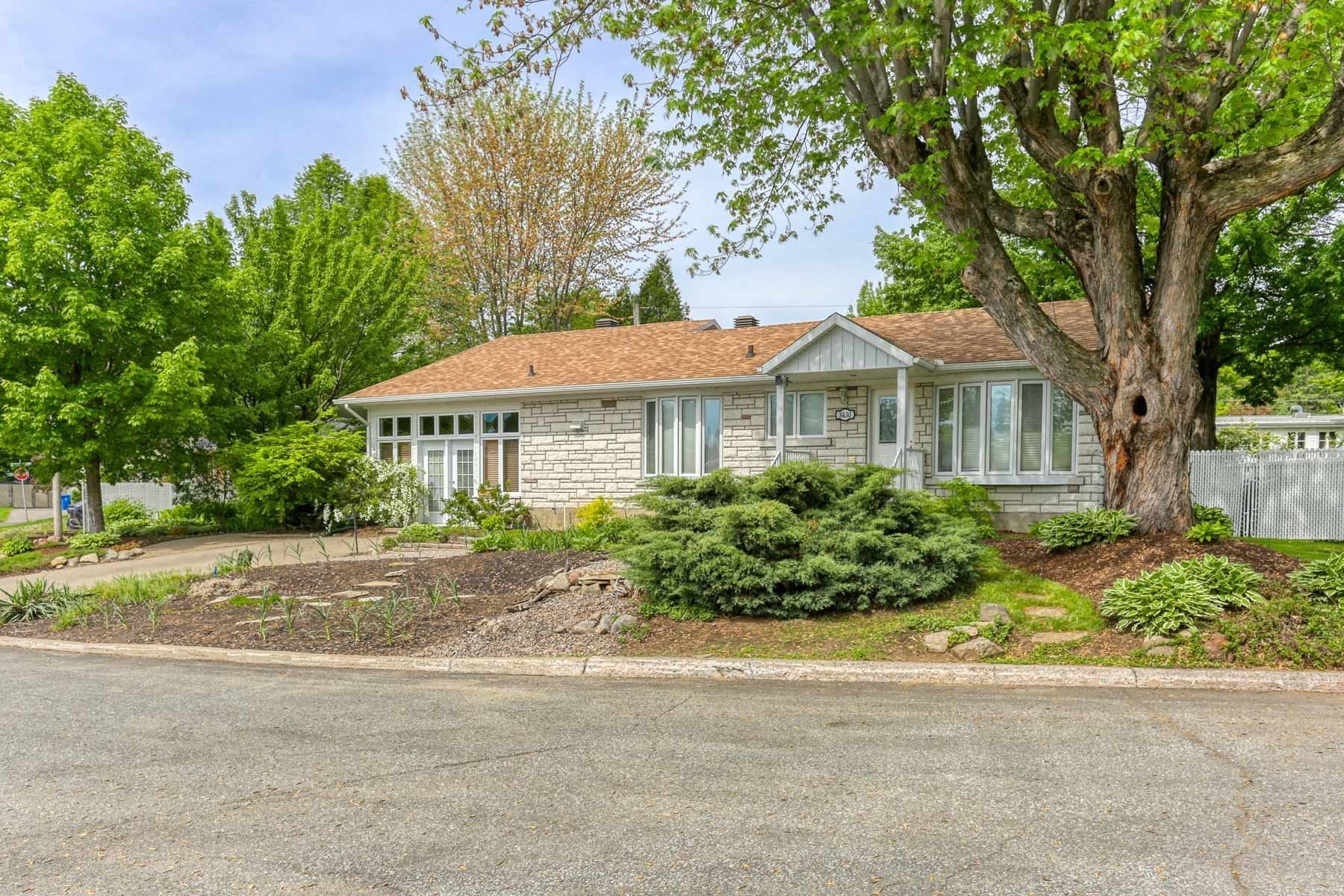 









3430


Rue de Lyon

,
Trois-Rivières,




QC
G8Y3L8

