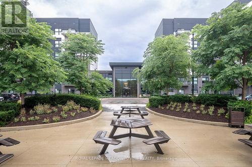 located near restaurants, shops & commuter routes