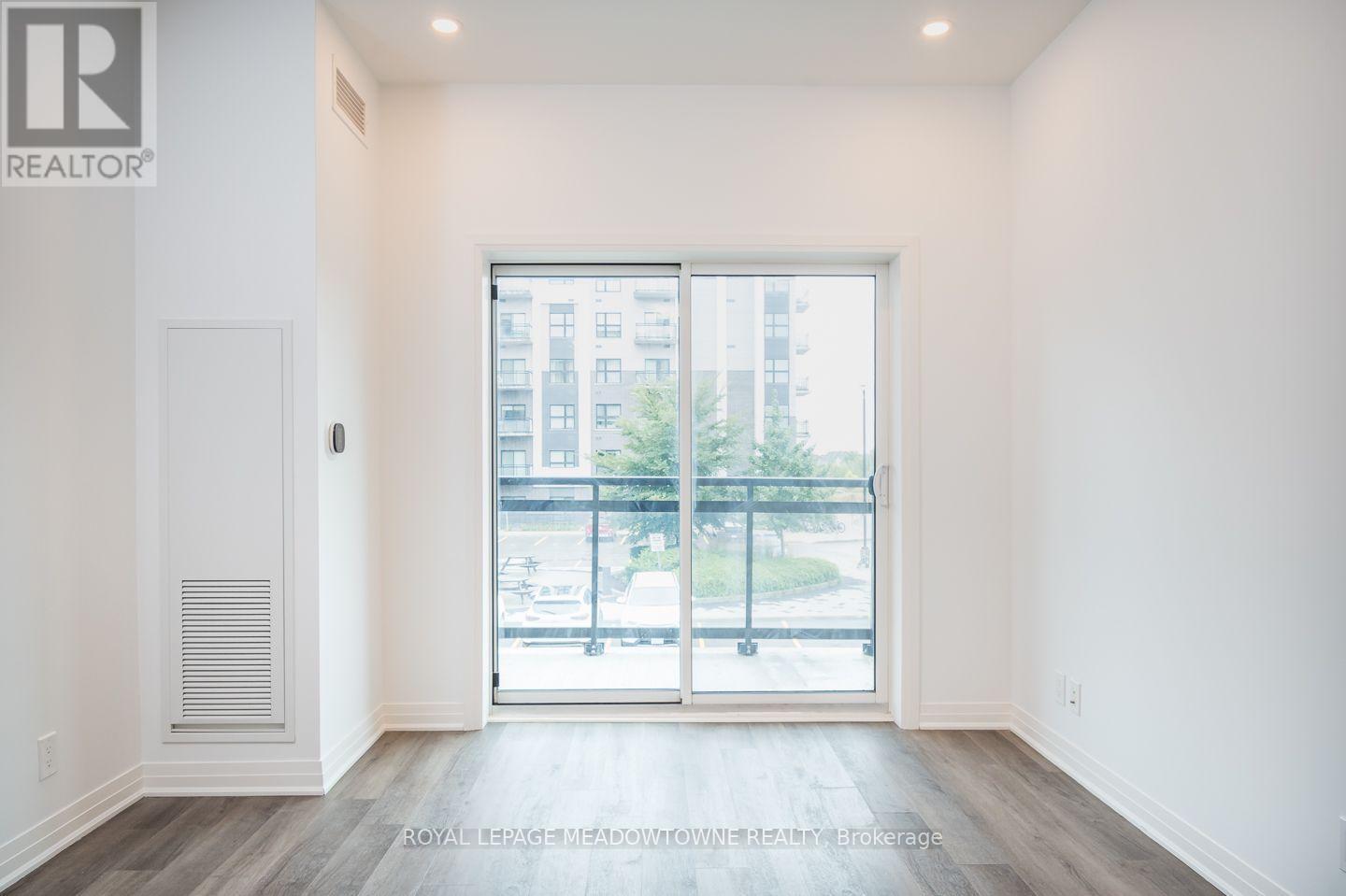 












205 - 102 GROVEWOOD COMMON

,
Oakville,




Ontario
L6H0X2


