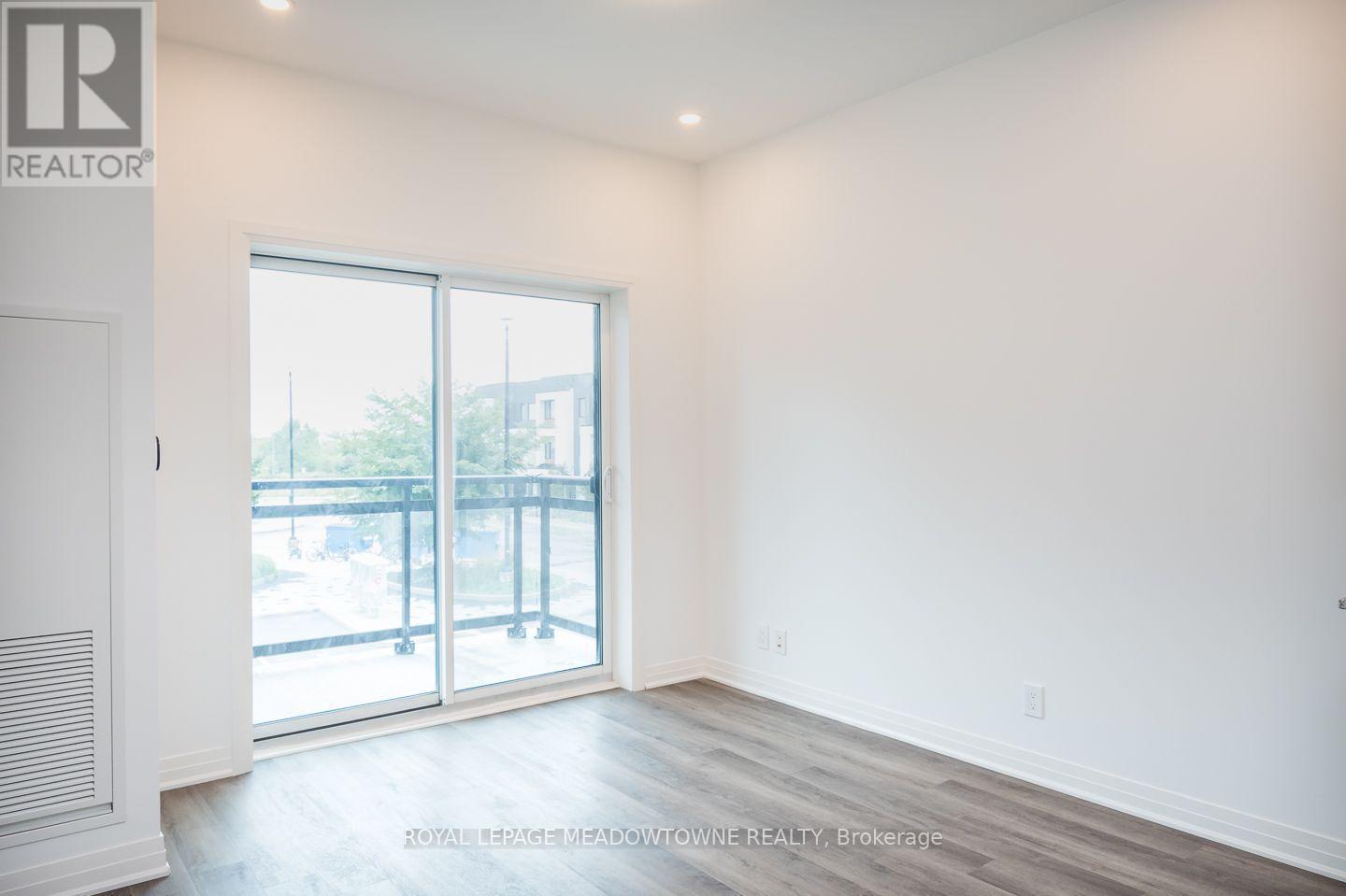 












205 - 102 GROVEWOOD COMMON

,
Oakville,




Ontario
L6H0X2

