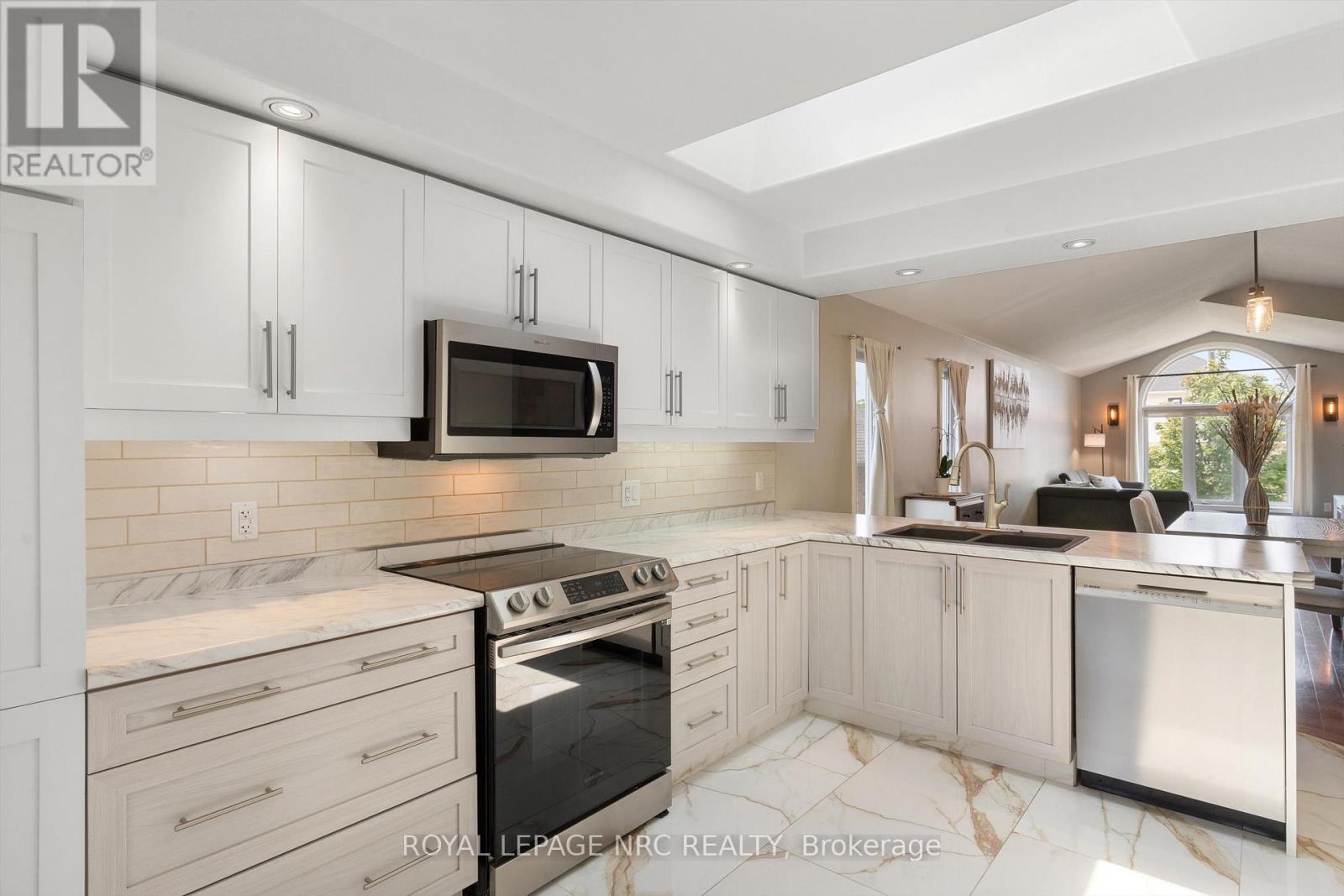 












346 CLARE AVENUE

,
Welland (Prince Charles),




Ontario
L3C5R2

