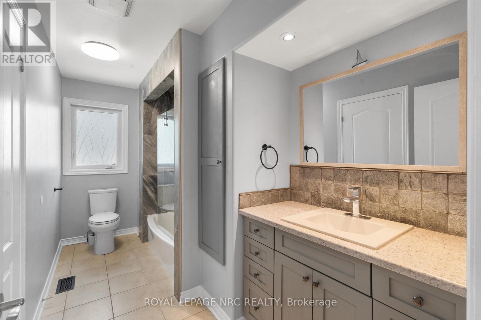 












346 CLARE AVENUE

,
Welland (Prince Charles),




Ontario
L3C5R2

