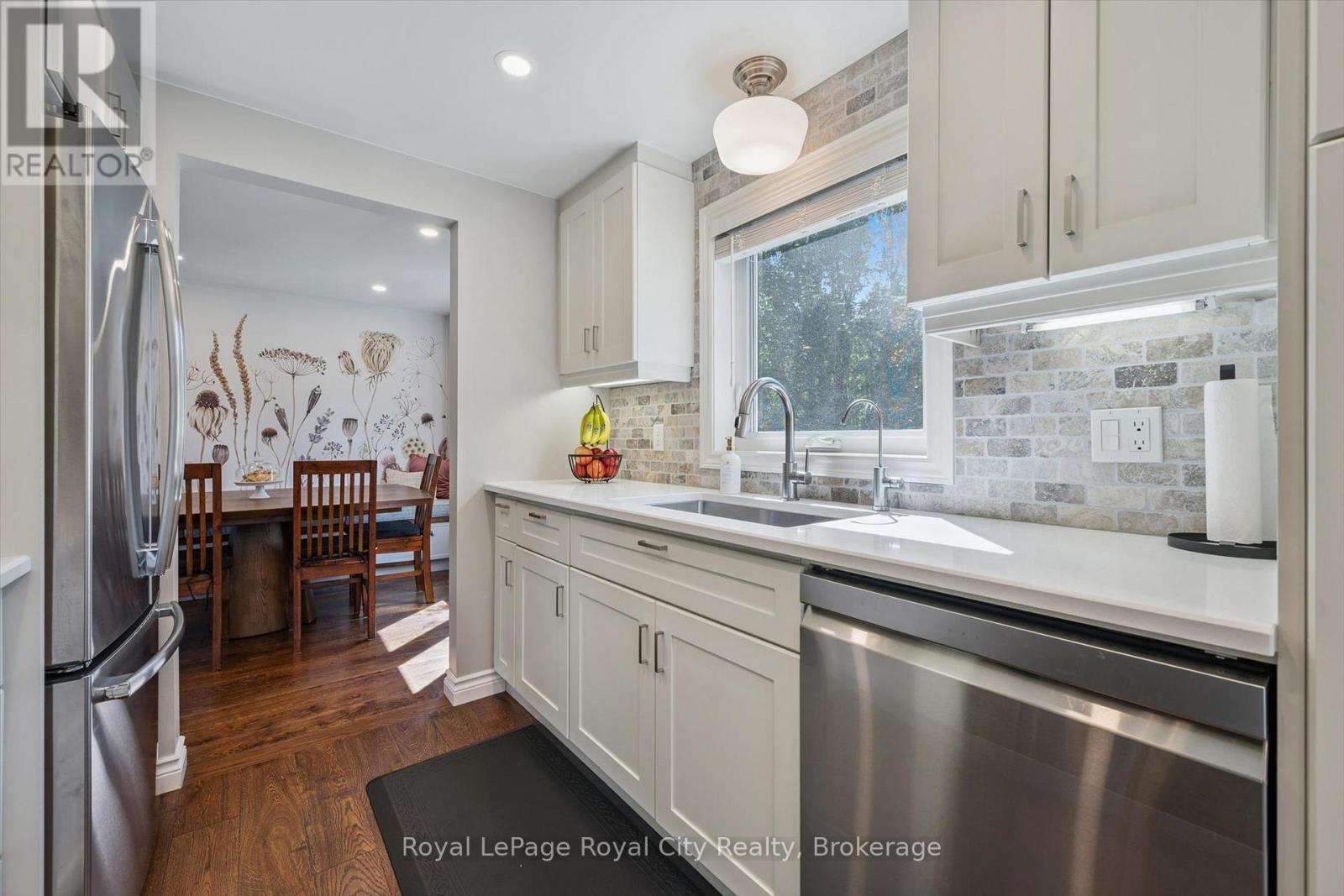 












22 PACIFIC PLACE

,
Guelph (Dovercliffe Park/Old University),




Ontario
N1G4R6

