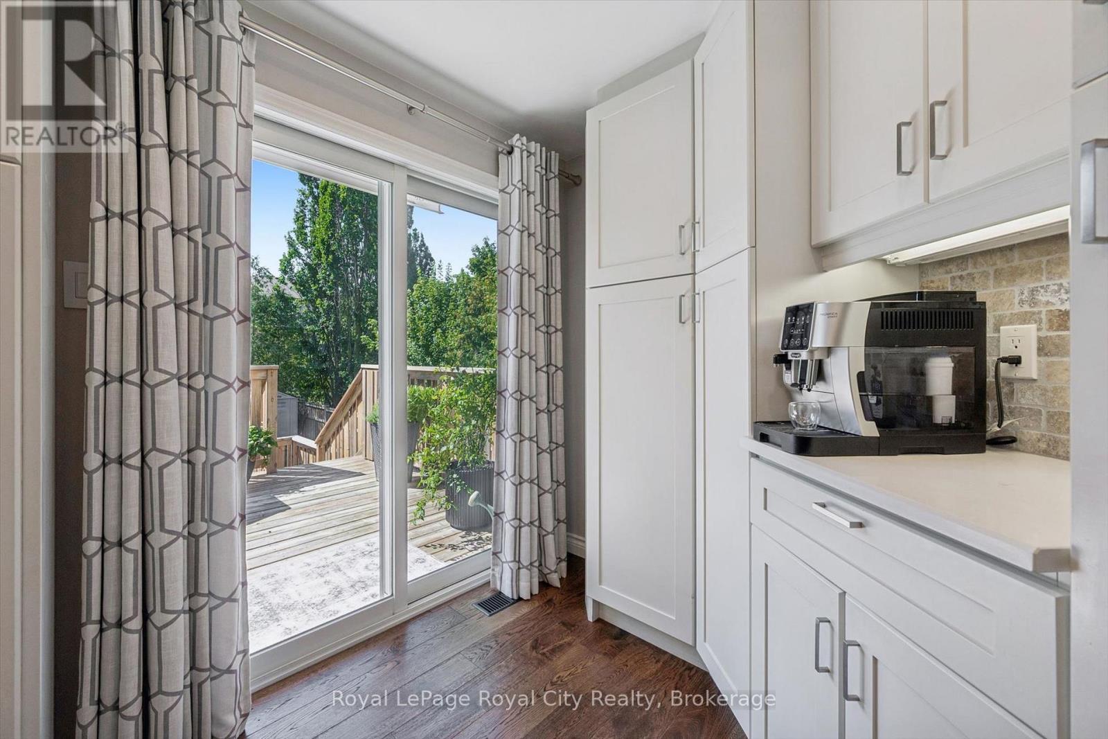 












22 PACIFIC PLACE

,
Guelph (Dovercliffe Park/Old University),




Ontario
N1G4R6


