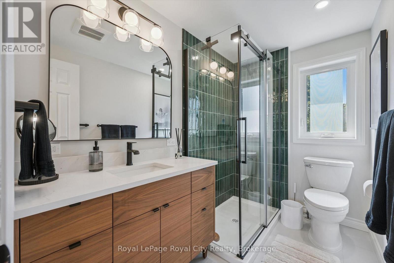 












22 PACIFIC PLACE

,
Guelph (Dovercliffe Park/Old University),




Ontario
N1G4R6

