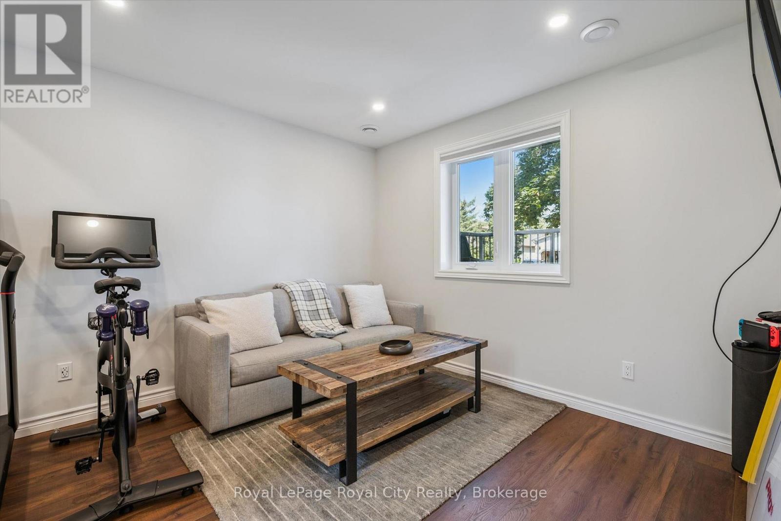 












22 PACIFIC PLACE

,
Guelph (Dovercliffe Park/Old University),




Ontario
N1G4R6

