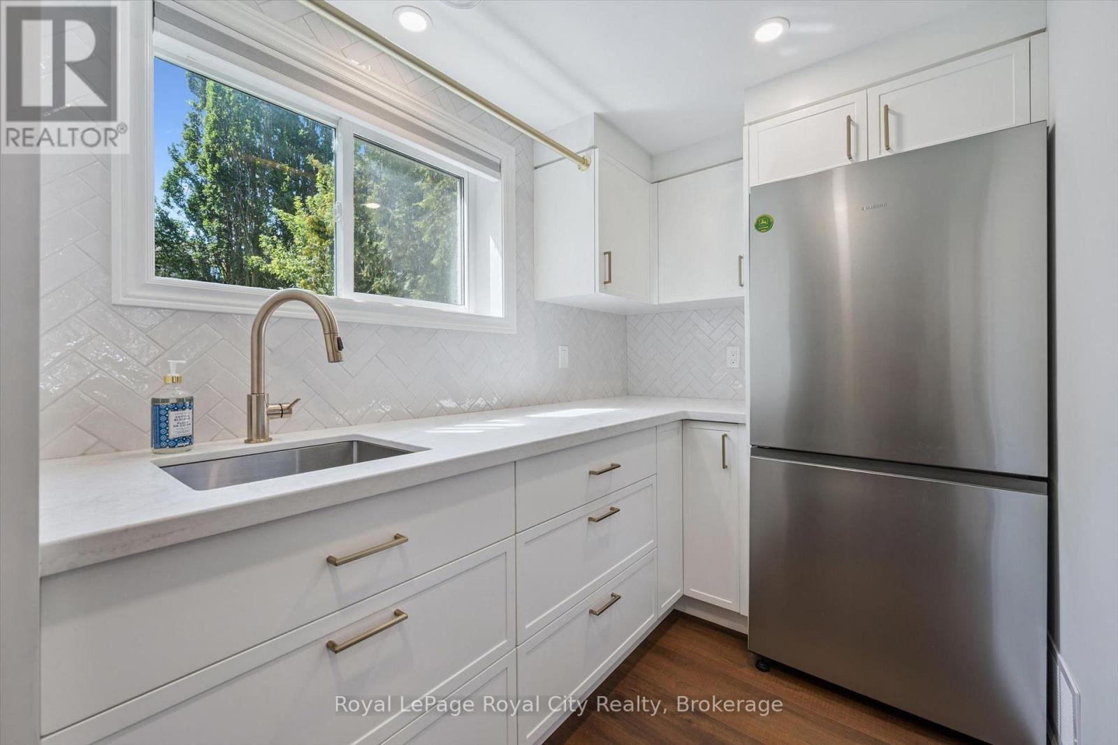 












22 PACIFIC PLACE

,
Guelph (Dovercliffe Park/Old University),




Ontario
N1G4R6

