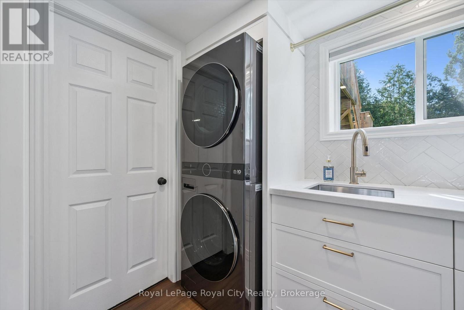 












22 PACIFIC PLACE

,
Guelph (Dovercliffe Park/Old University),




Ontario
N1G4R6

