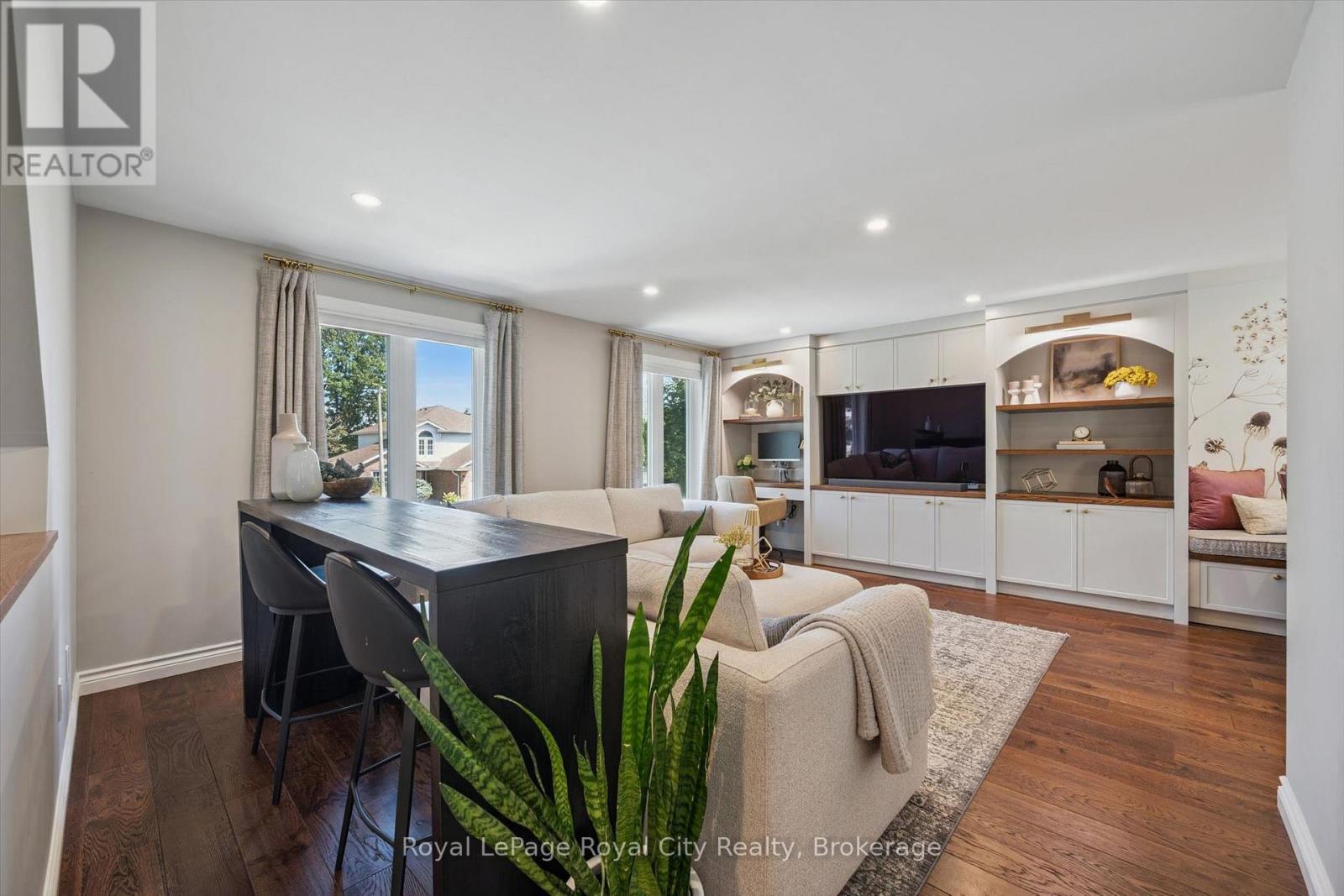 












22 PACIFIC PLACE

,
Guelph (Dovercliffe Park/Old University),




Ontario
N1G4R6

