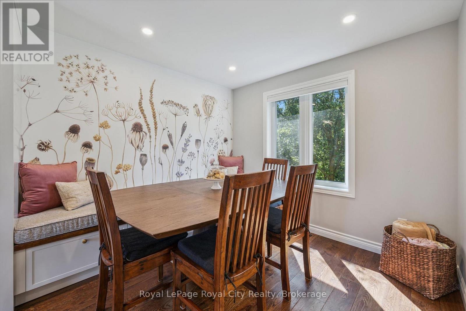 












22 PACIFIC PLACE

,
Guelph (Dovercliffe Park/Old University),




Ontario
N1G4R6

