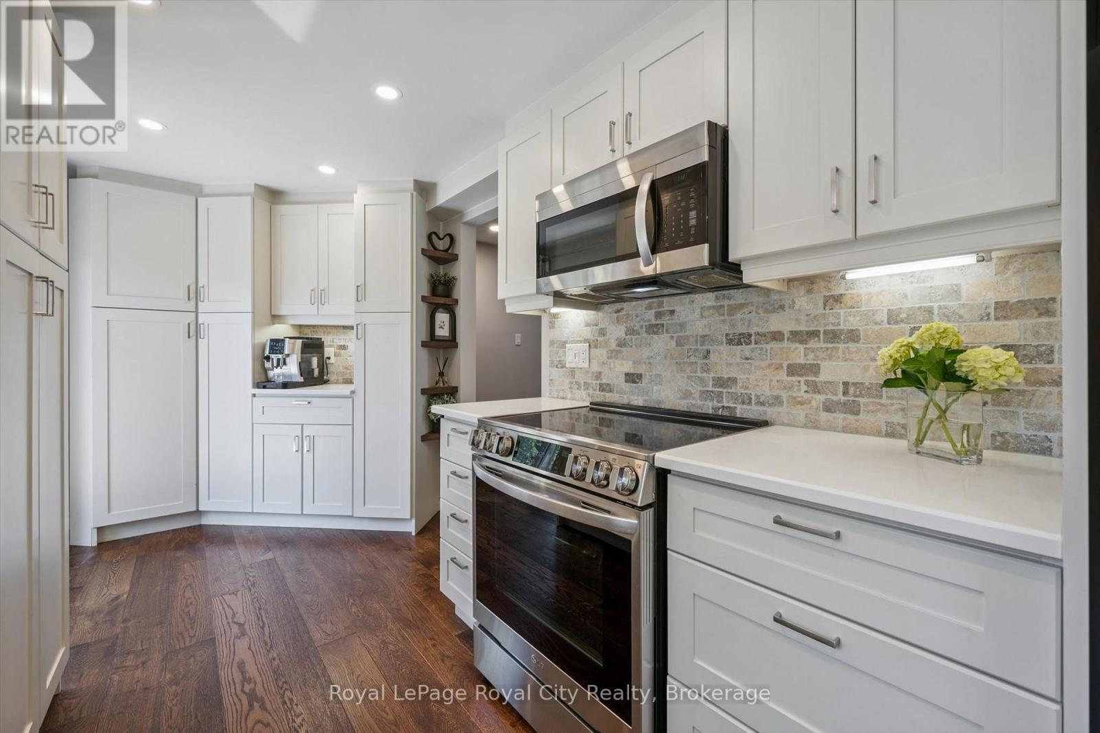 












22 PACIFIC PLACE

,
Guelph (Dovercliffe Park/Old University),




Ontario
N1G4R6

