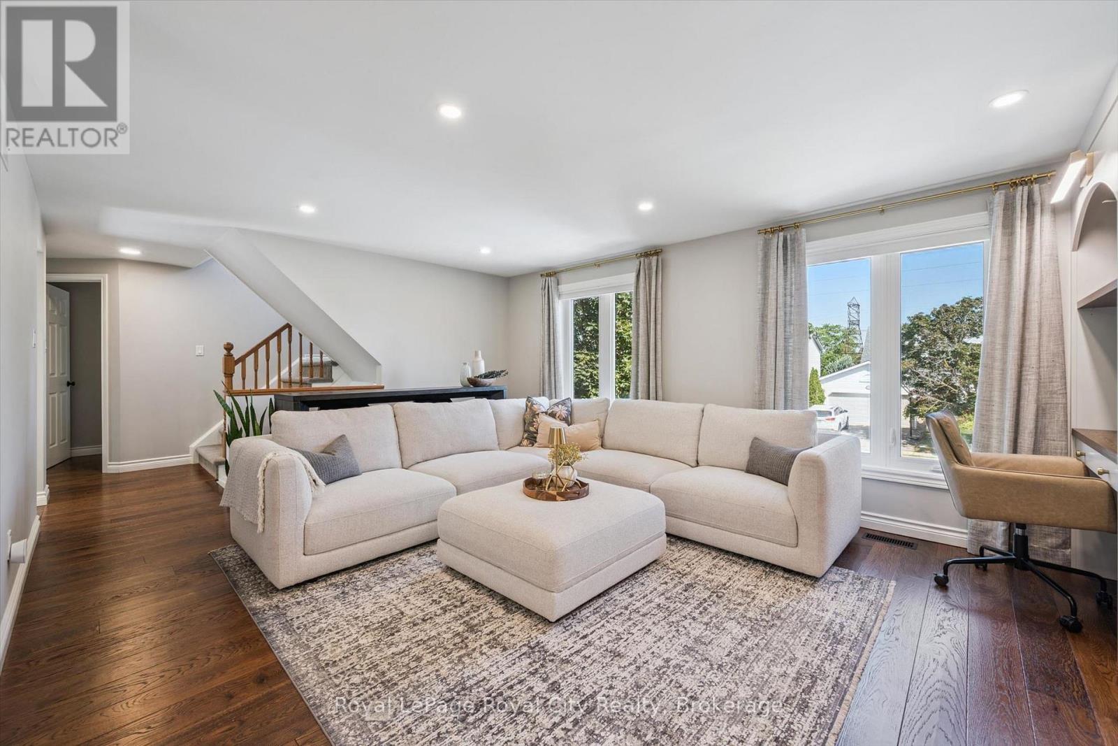 












22 PACIFIC PLACE

,
Guelph (Dovercliffe Park/Old University),




Ontario
N1G4R6

