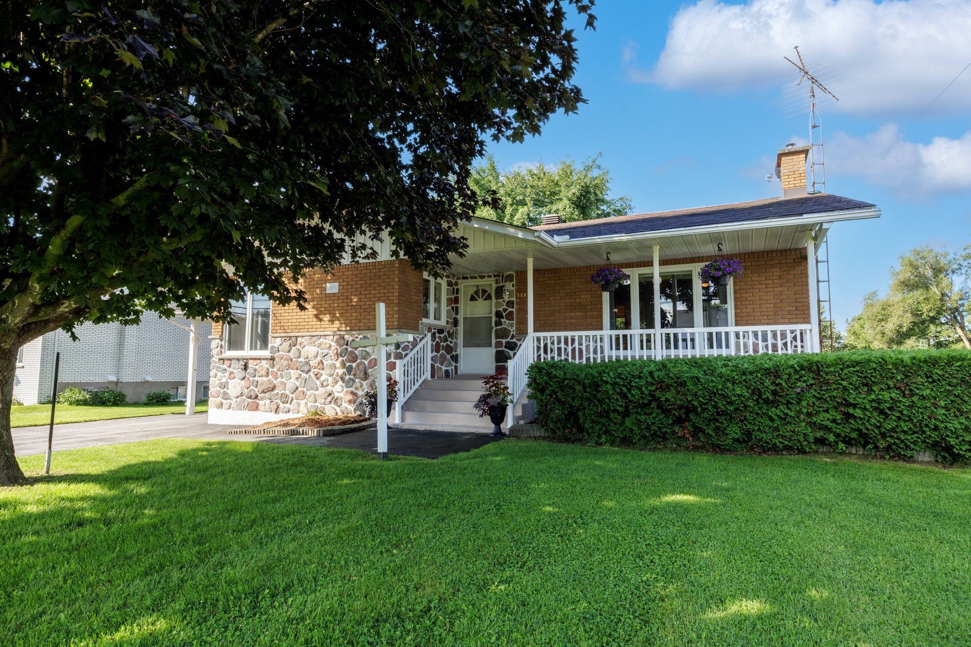 









888


Rue Principale

,
Rivière-Beaudette,




QC
J0P1R0

