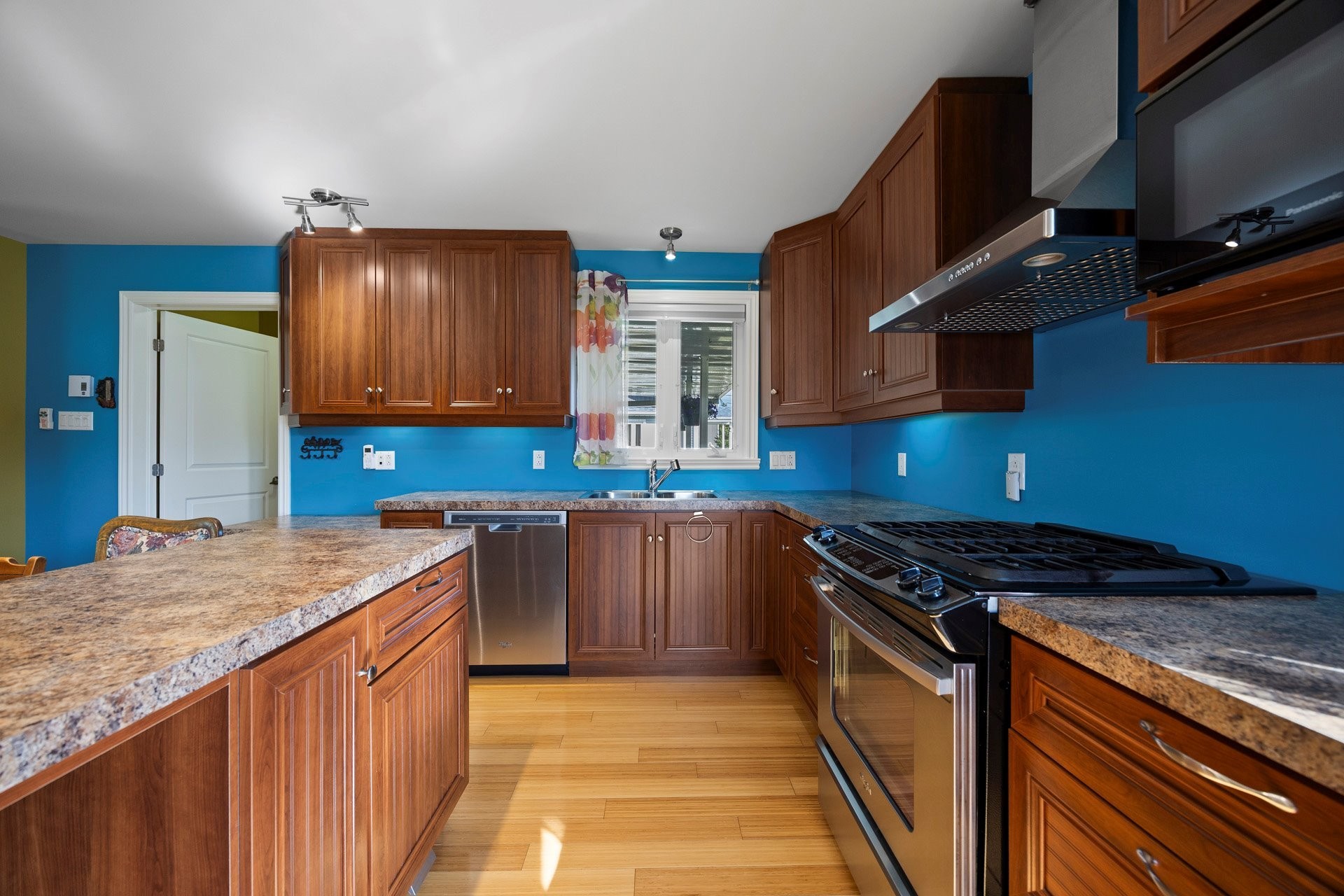 









888


Rue Principale

,
Rivière-Beaudette,




QC
J0P1R0


