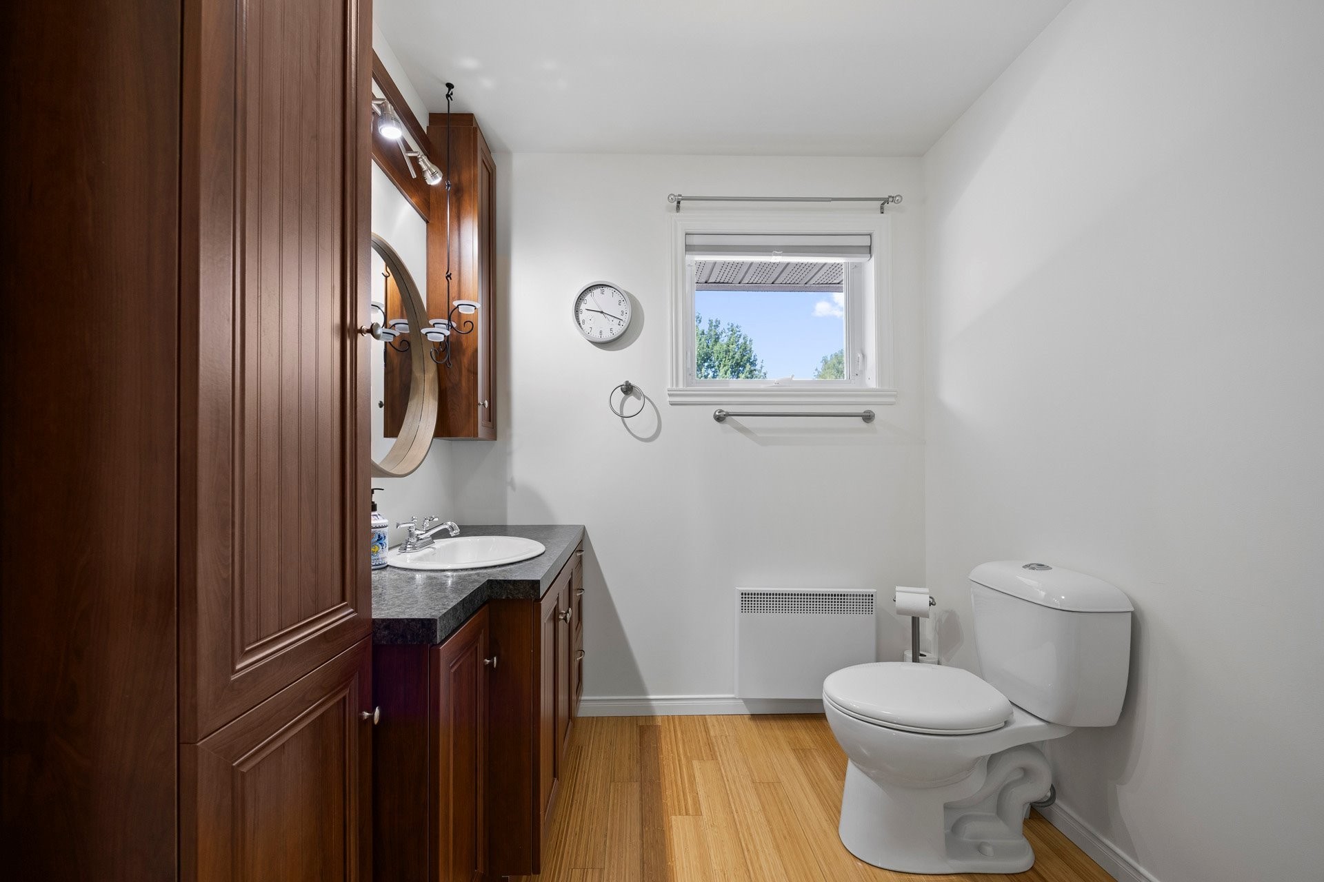 









888


Rue Principale

,
Rivière-Beaudette,




QC
J0P1R0

