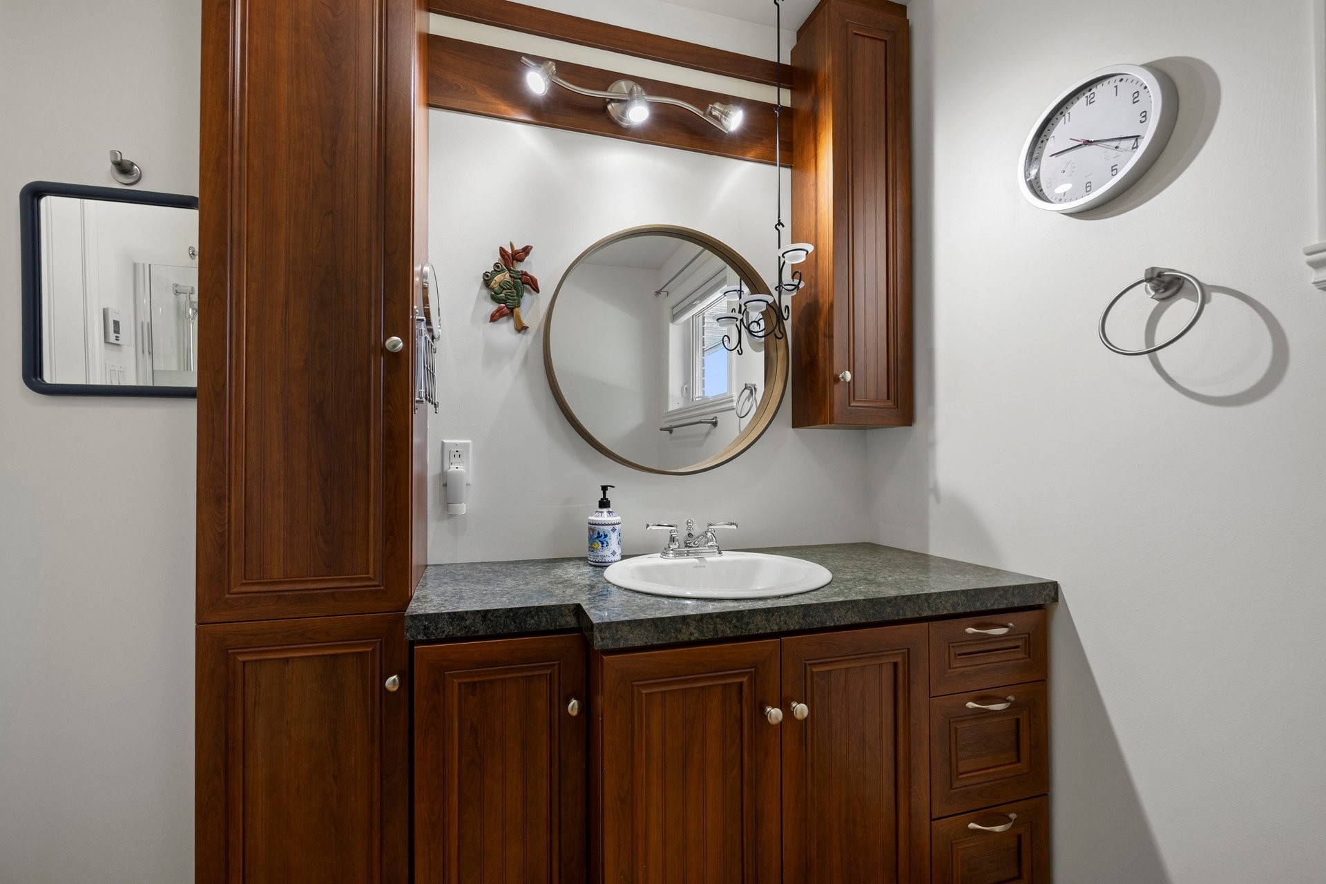 









888


Rue Principale

,
Rivière-Beaudette,




QC
J0P1R0

