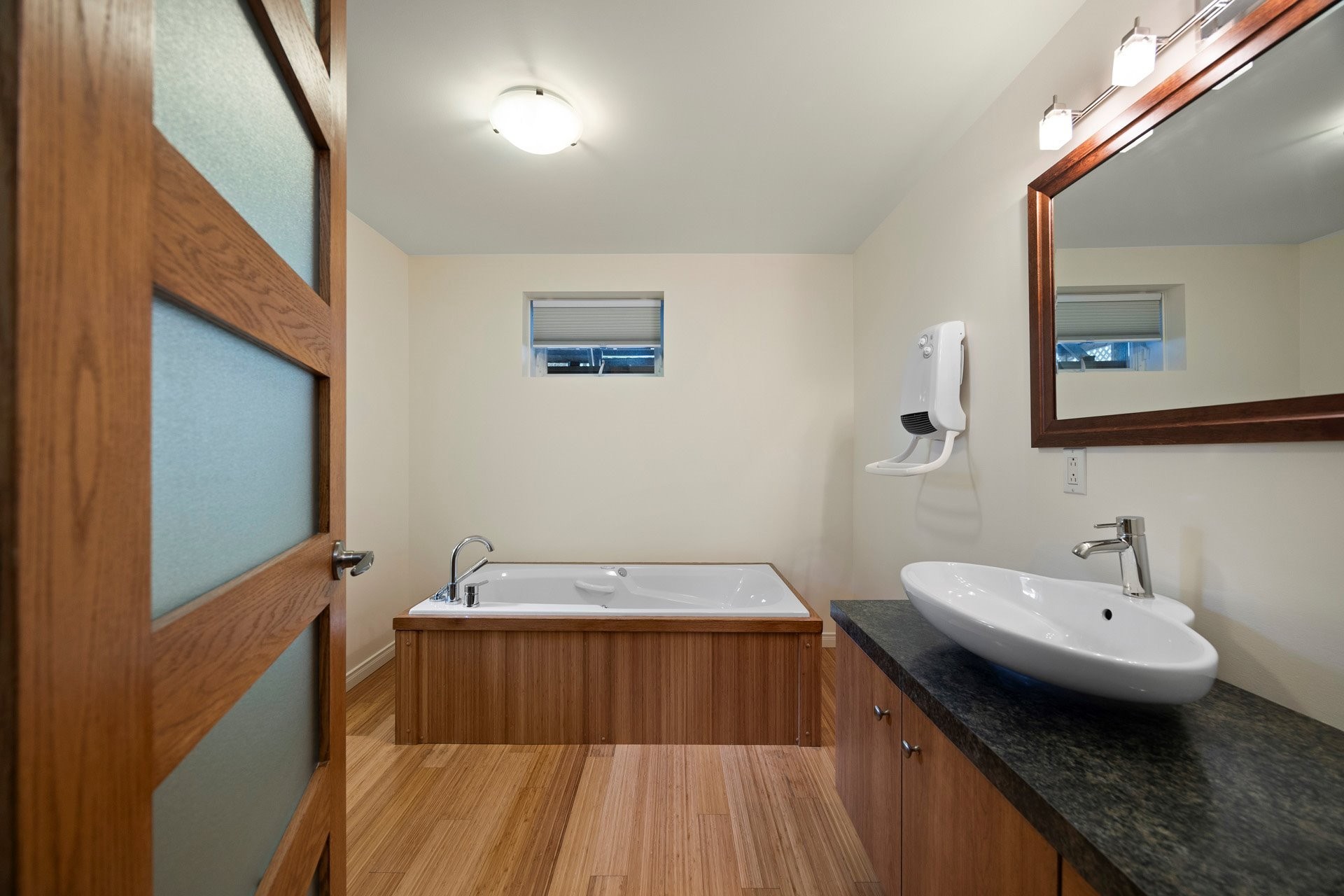 









888


Rue Principale

,
Rivière-Beaudette,




QC
J0P1R0

