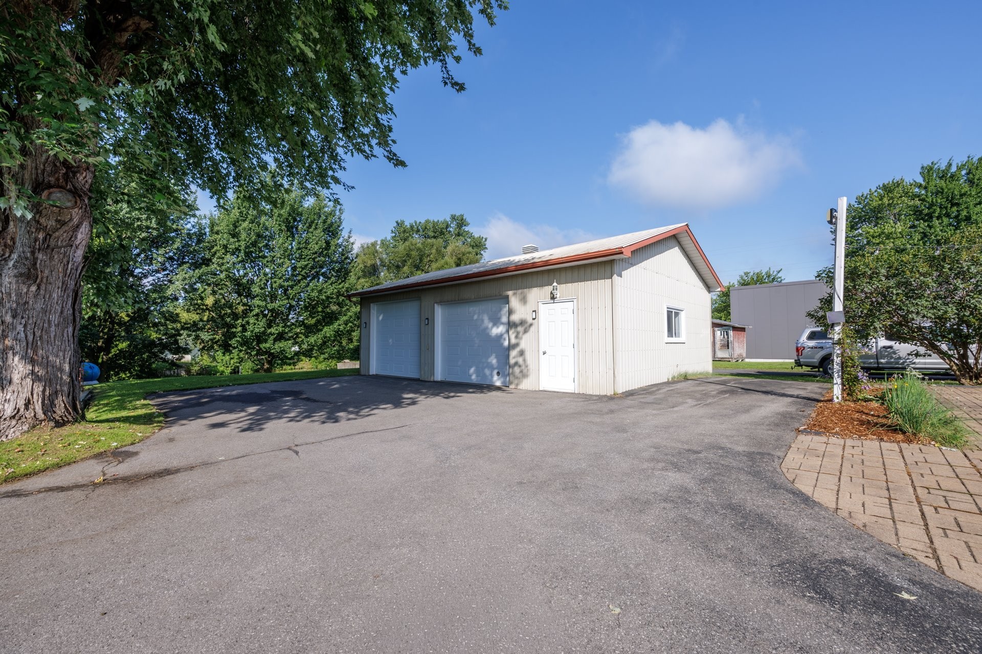 









888


Rue Principale

,
Rivière-Beaudette,




QC
J0P1R0

