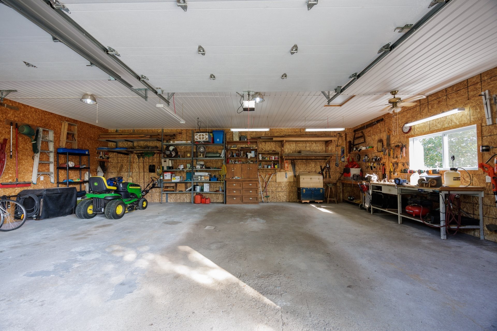 









888


Rue Principale

,
Rivière-Beaudette,




QC
J0P1R0

