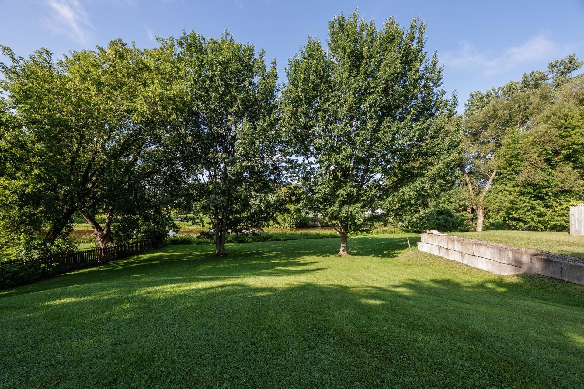 









888


Rue Principale

,
Rivière-Beaudette,




QC
J0P1R0


