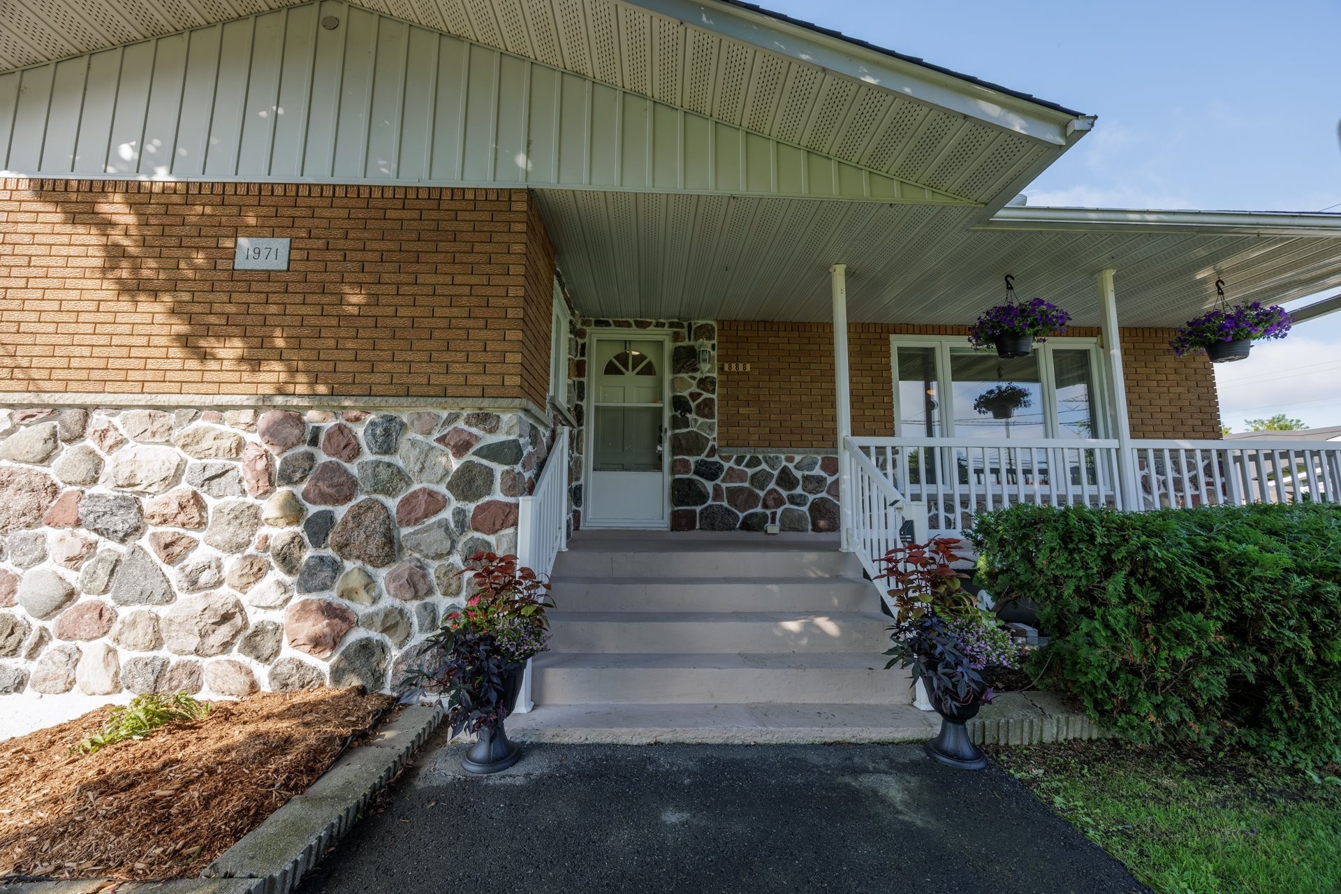 









888


Rue Principale

,
Rivière-Beaudette,




QC
J0P1R0

