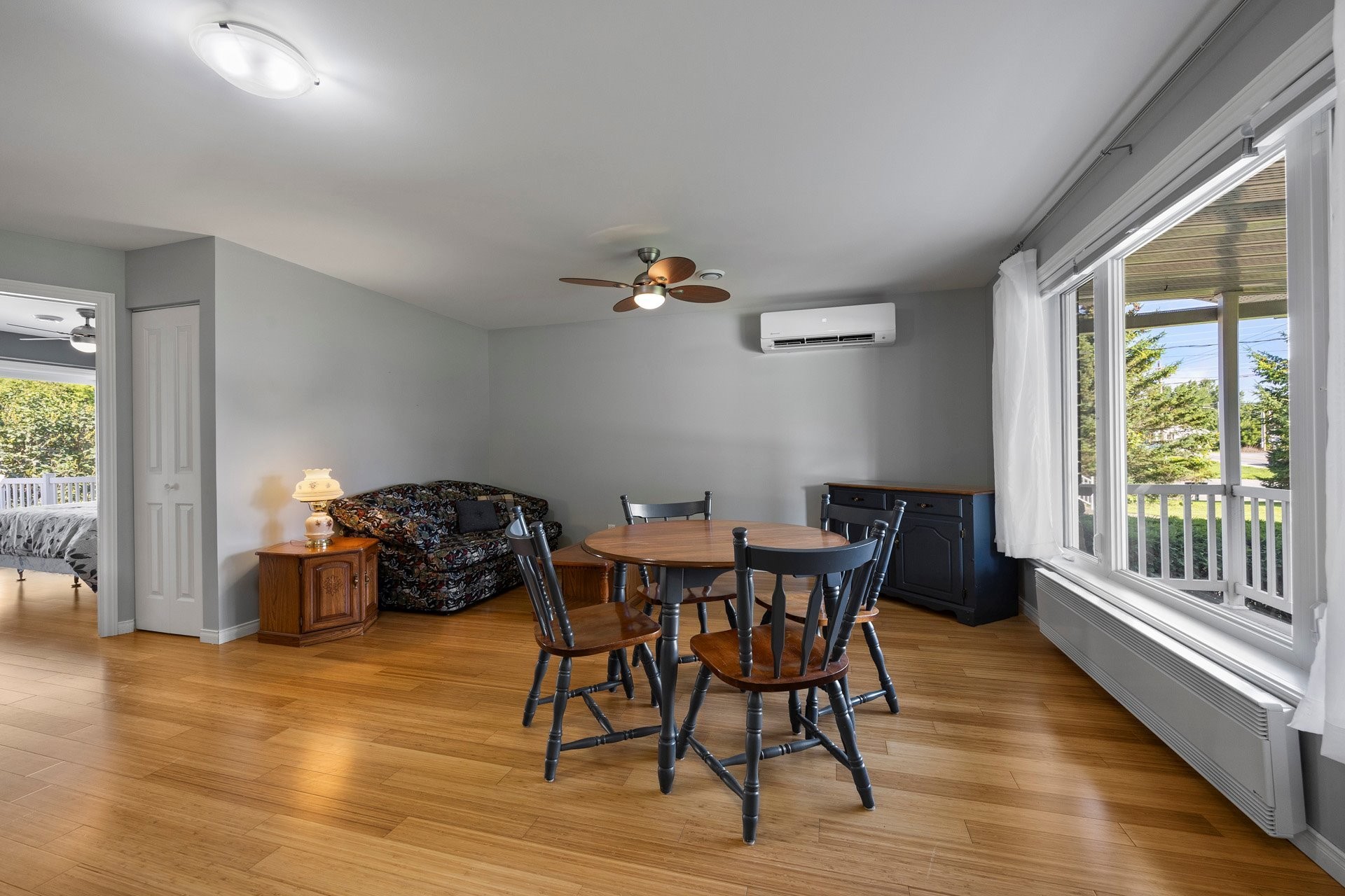 









888


Rue Principale

,
Rivière-Beaudette,




QC
J0P1R0


