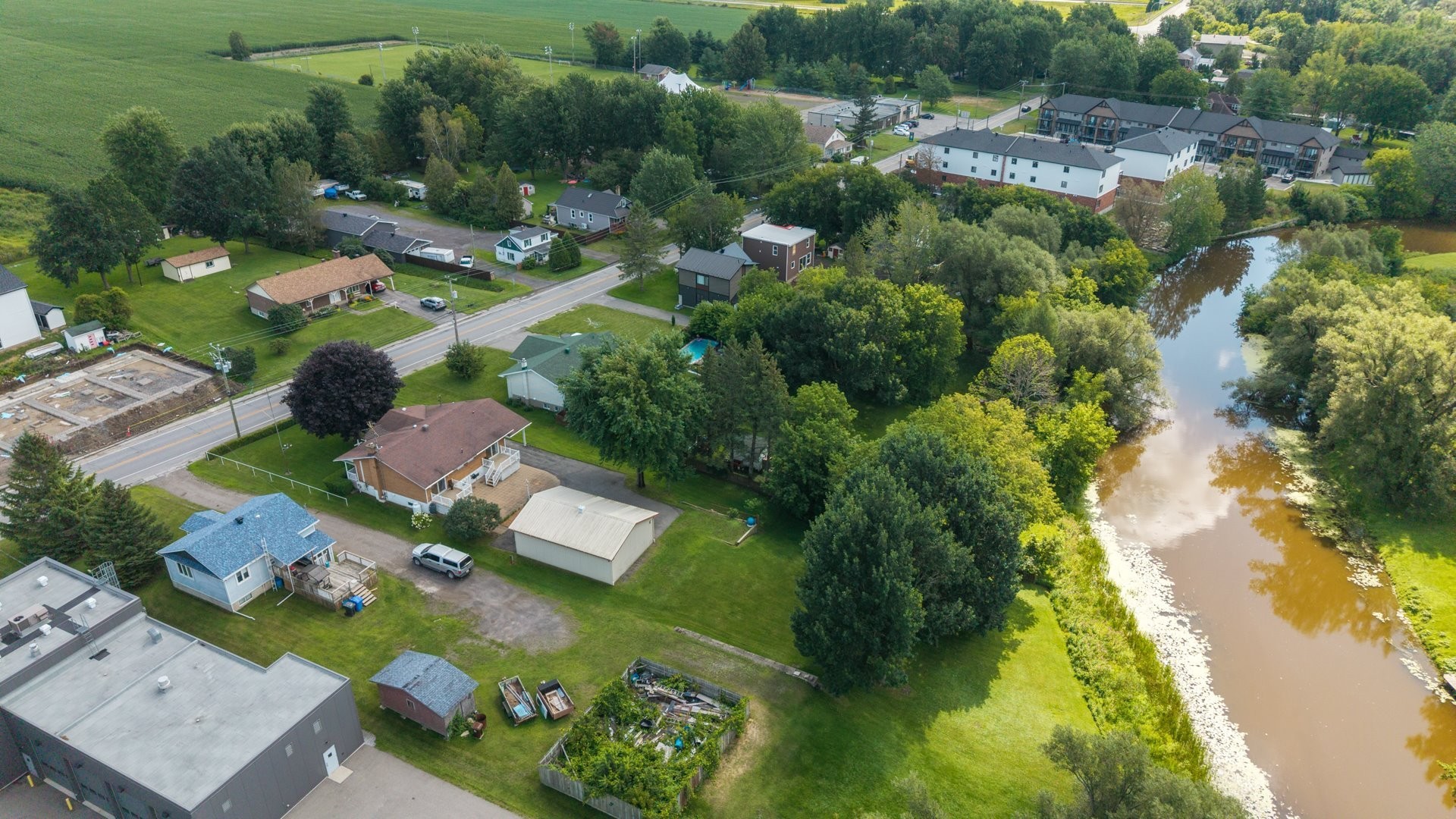 









888


Rue Principale

,
Rivière-Beaudette,




QC
J0P1R0

