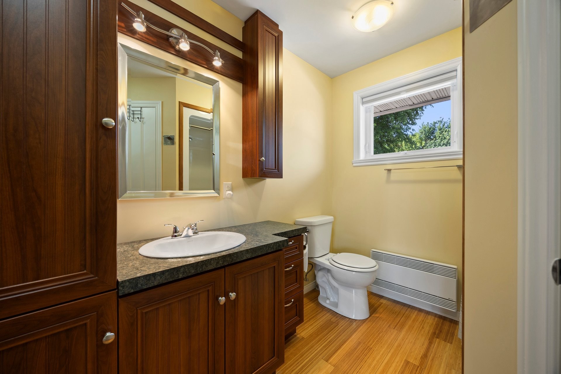 









888


Rue Principale

,
Rivière-Beaudette,




QC
J0P1R0

