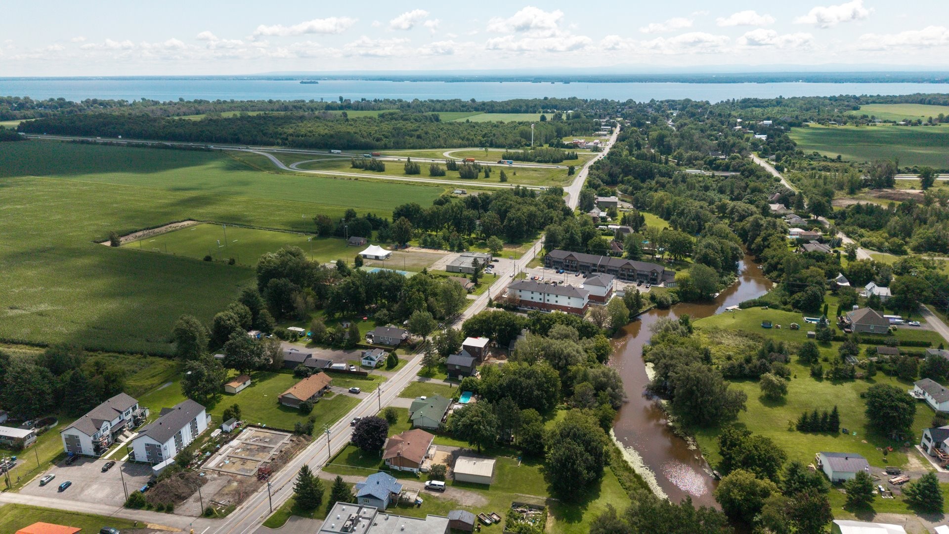









888


Rue Principale

,
Rivière-Beaudette,




QC
J0P1R0

