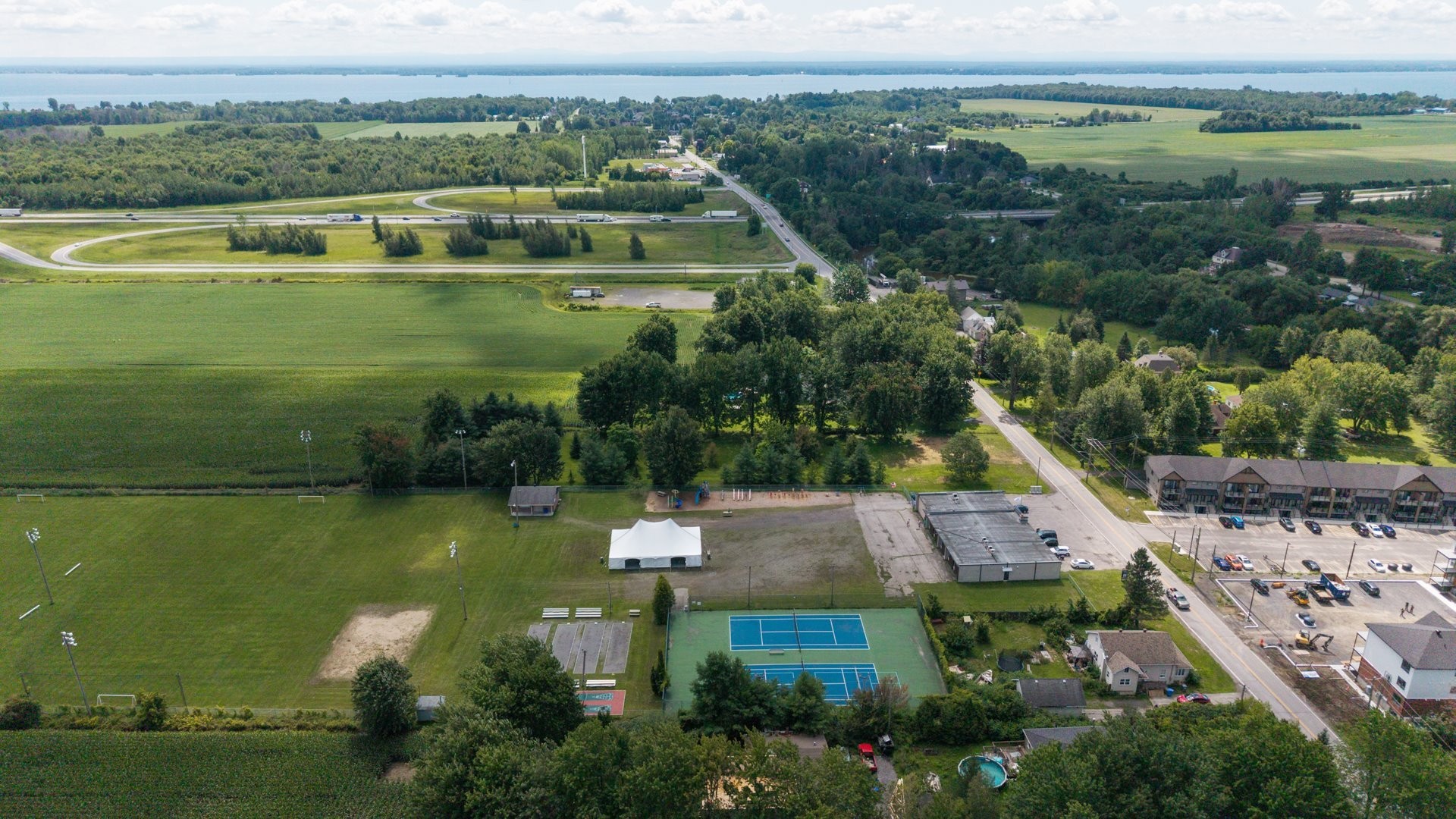 









888


Rue Principale

,
Rivière-Beaudette,




QC
J0P1R0

