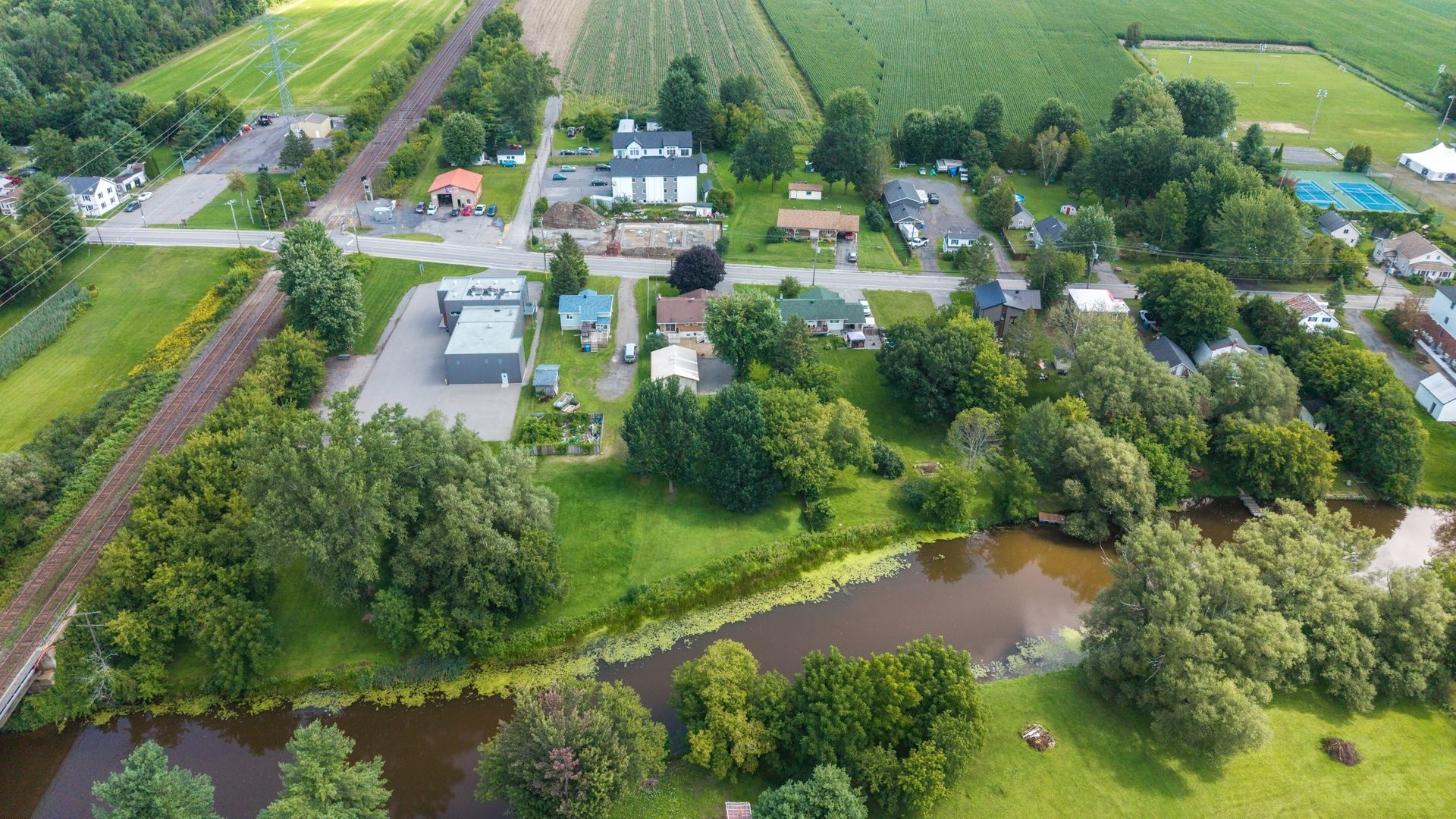 









888


Rue Principale

,
Rivière-Beaudette,




QC
J0P1R0

