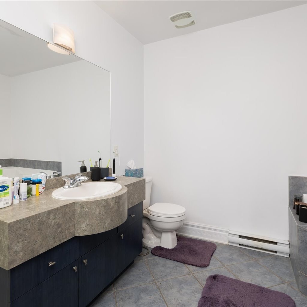 









1351


Rue St-Grégoire

, 408,
Montréal (Le Plateau-Mont-Royal),




QC
H2J4G1

