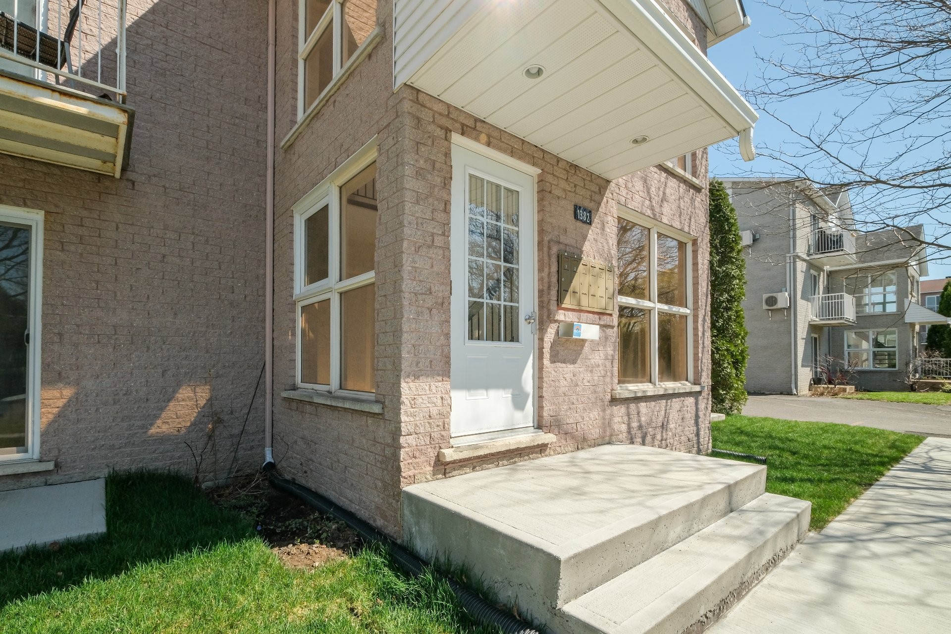 









1382


Rue Zotique-Giard

, 6,
Chambly,




QC
J3L5T2

