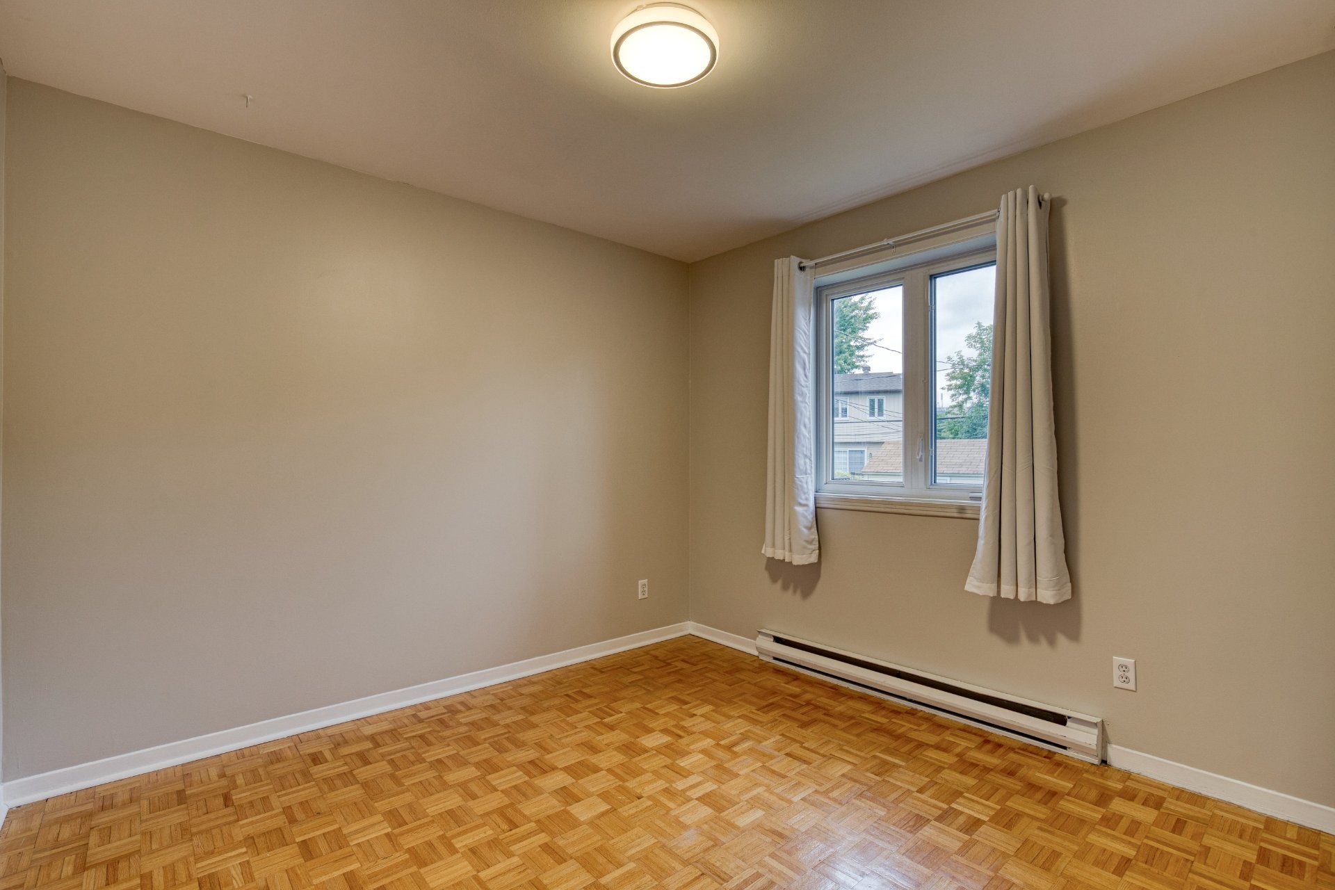 









965


Rue de Belgrade O.

,
Laval (Auteuil),




QC
H7K3K6

