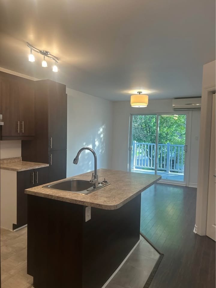 









20


7e Avenue

, D,
Beauharnois,




QC
J6N0G6

