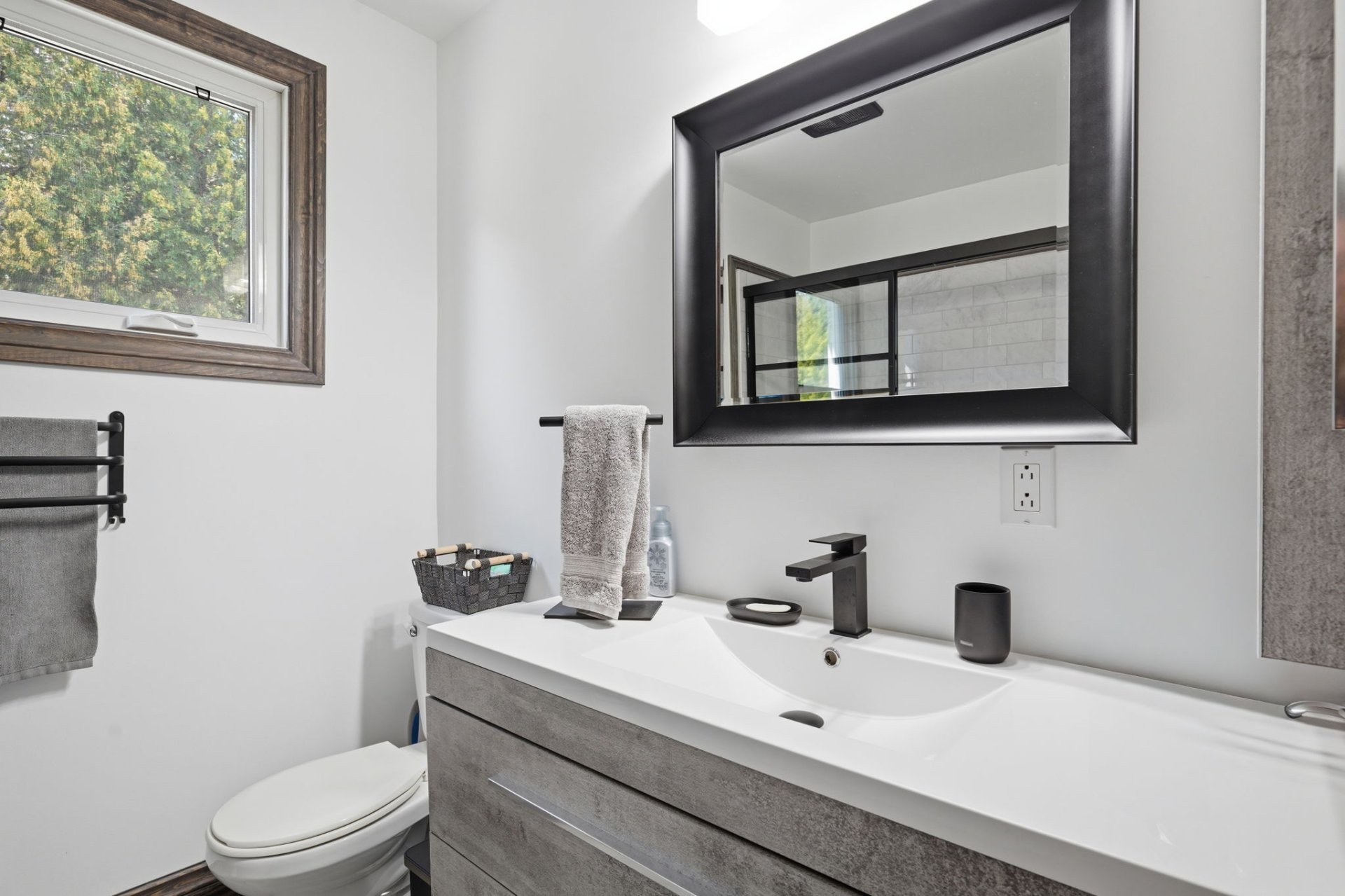 









472


Rue Lucien-Gauthier

,
Gatineau (Buckingham),




QC
J8L2T7

