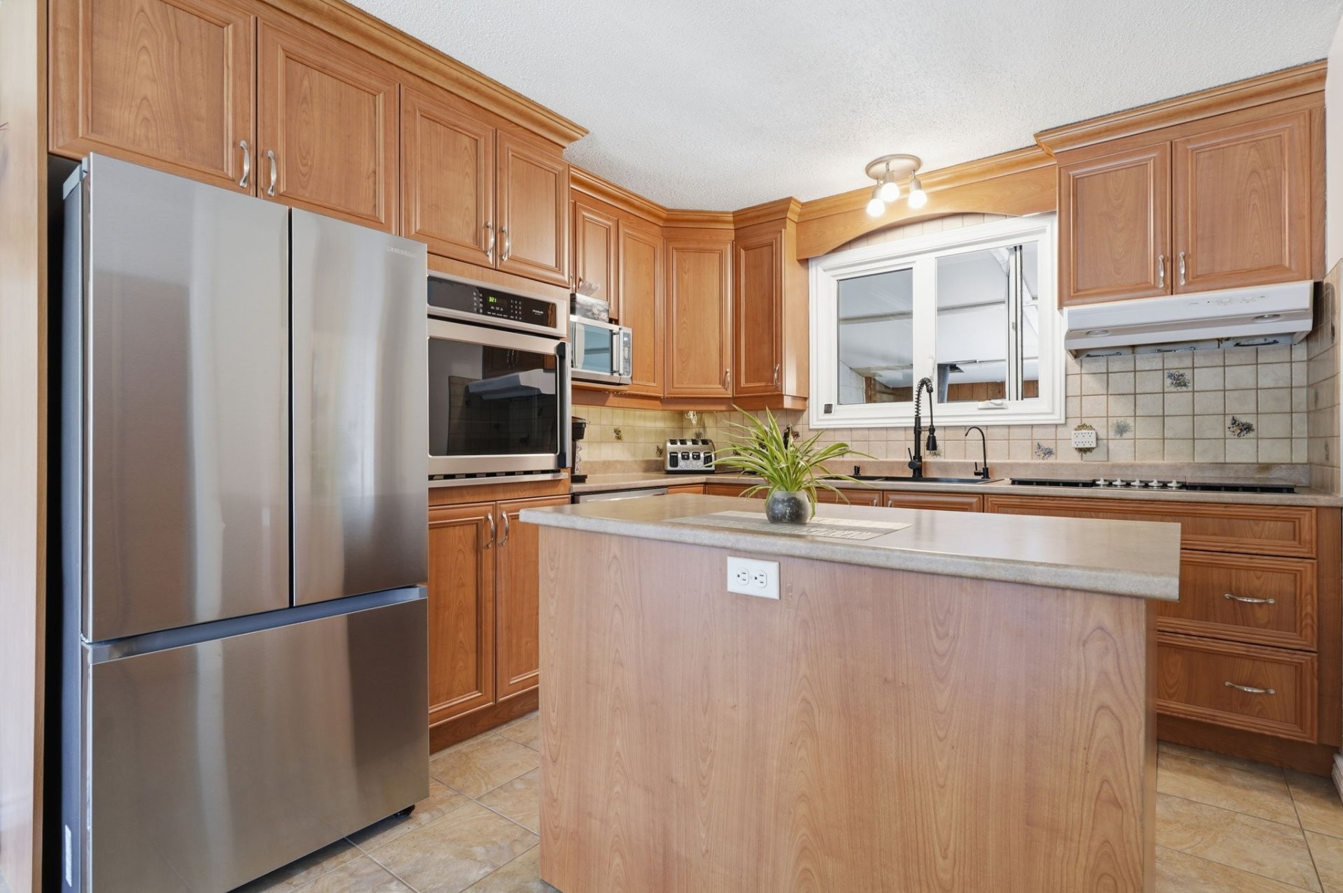 









472


Rue Lucien-Gauthier

,
Gatineau (Buckingham),




QC
J8L2T7

