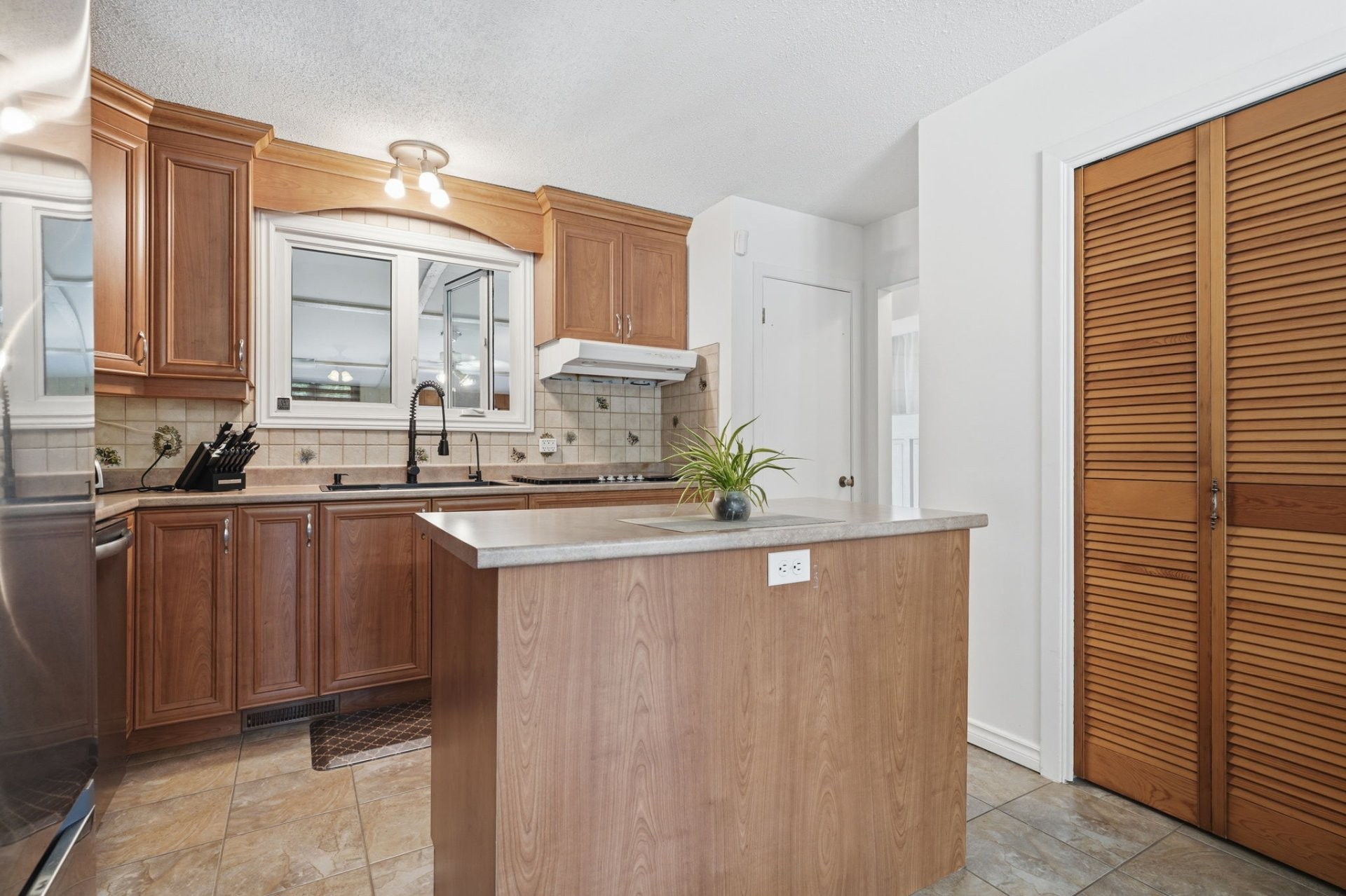 









472


Rue Lucien-Gauthier

,
Gatineau (Buckingham),




QC
J8L2T7

