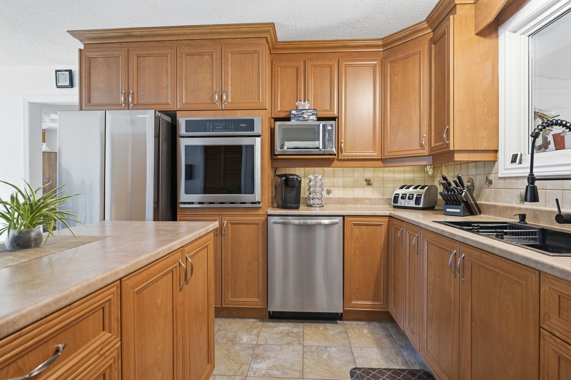 









472


Rue Lucien-Gauthier

,
Gatineau (Buckingham),




QC
J8L2T7

