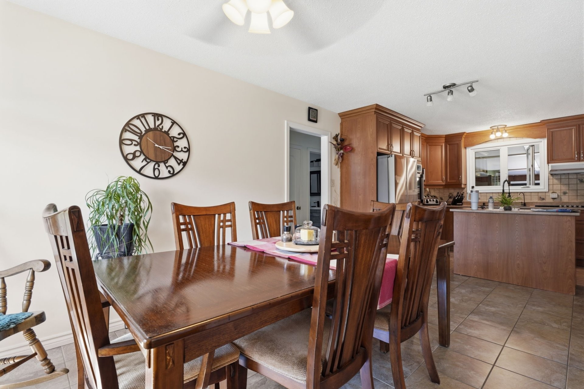 









472


Rue Lucien-Gauthier

,
Gatineau (Buckingham),




QC
J8L2T7

